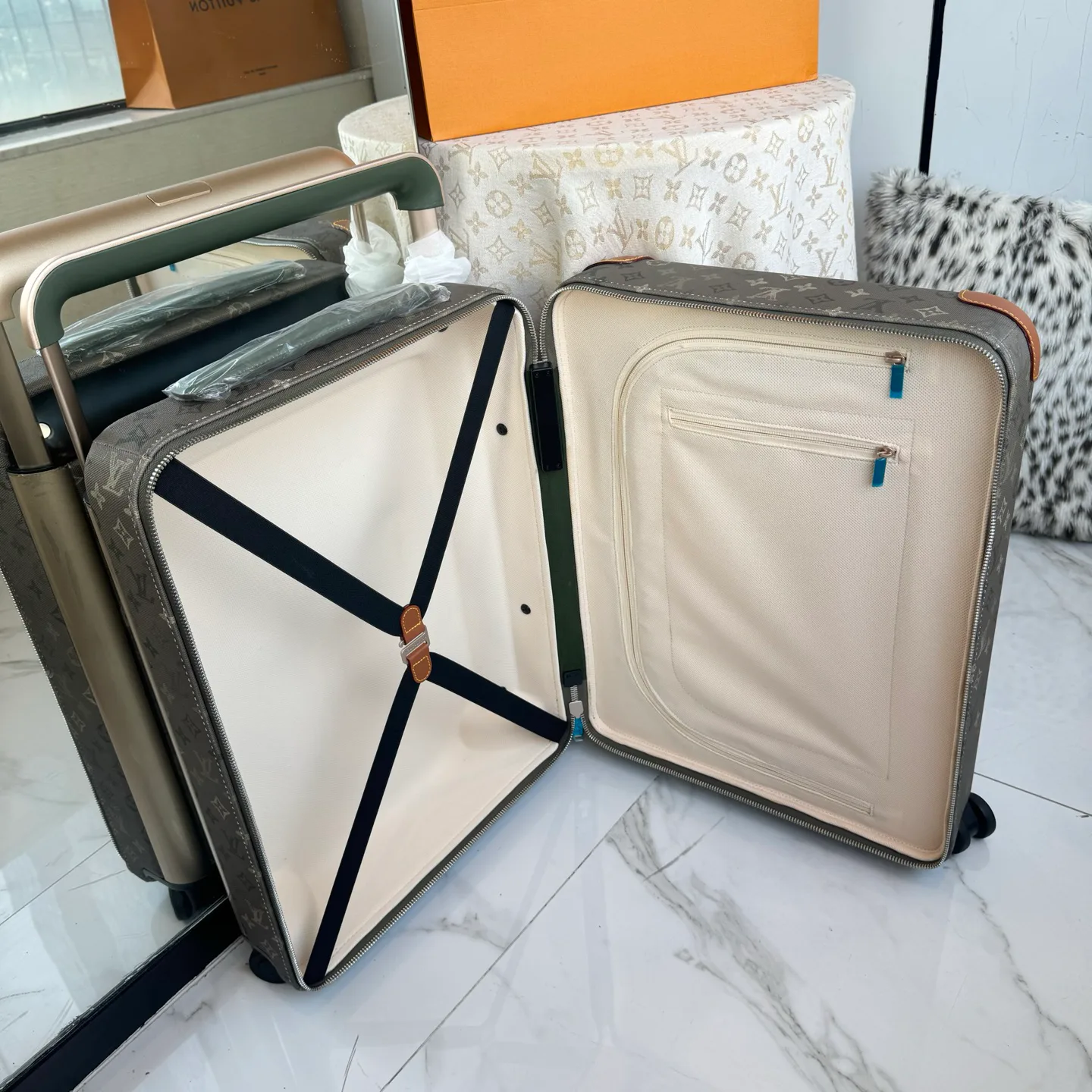 Suitcases LOUIS VUITTON 17675232