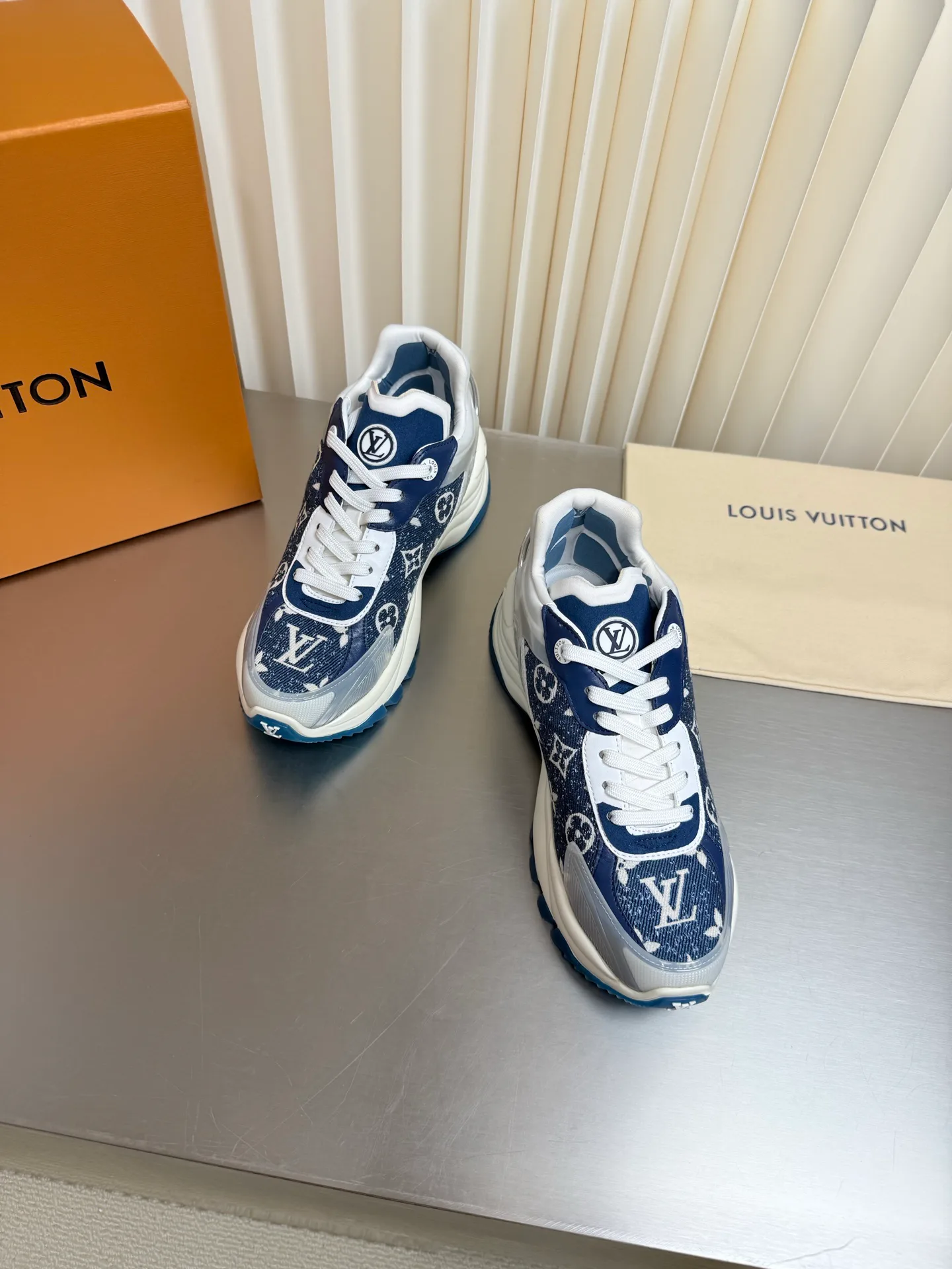 Women's Sneakers LOUIS VUITTON 17873174