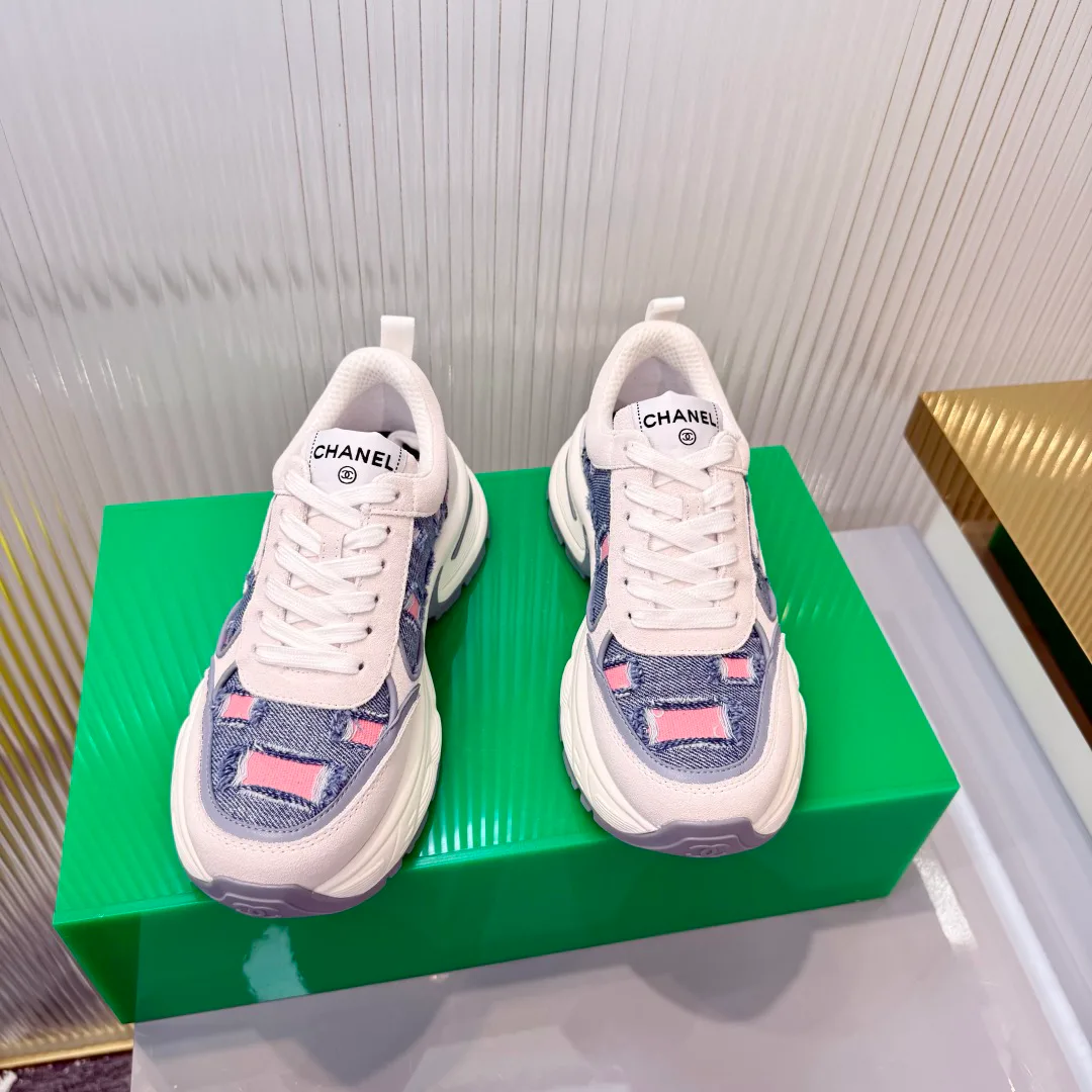 Women's Sneakers CHANEL 18366953