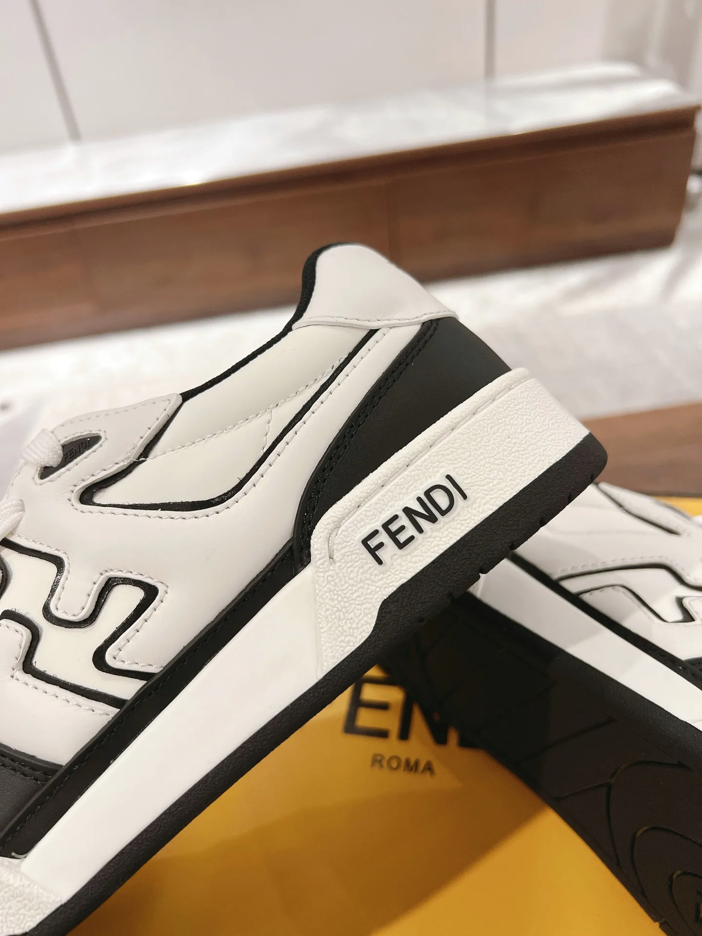 Women's Sneakers FENDI 18219551
