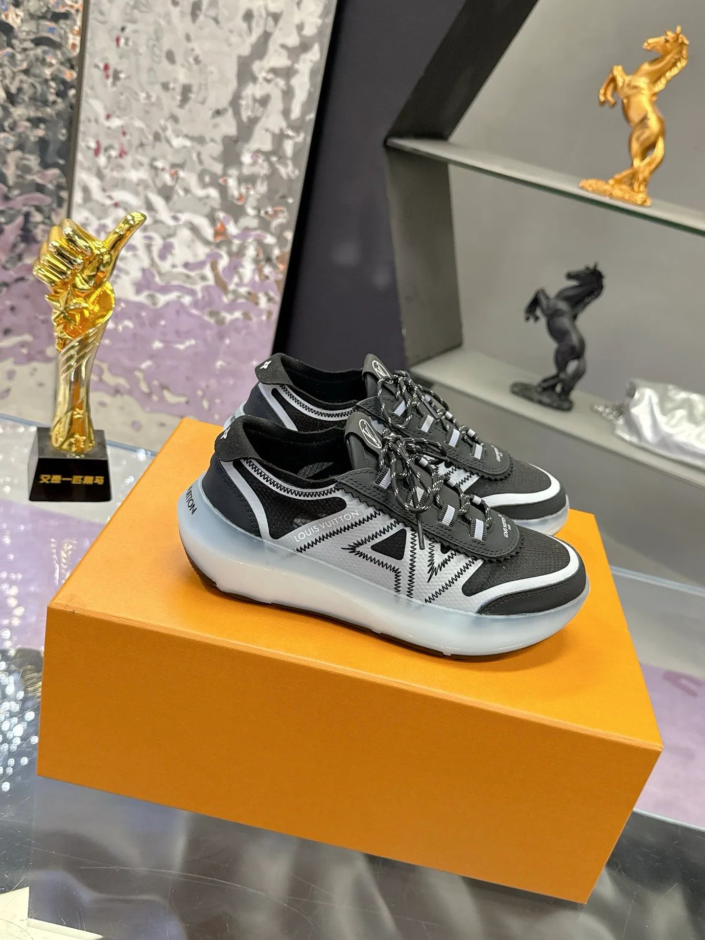 Women's Sneakers LOUIS VUITTON 17368528