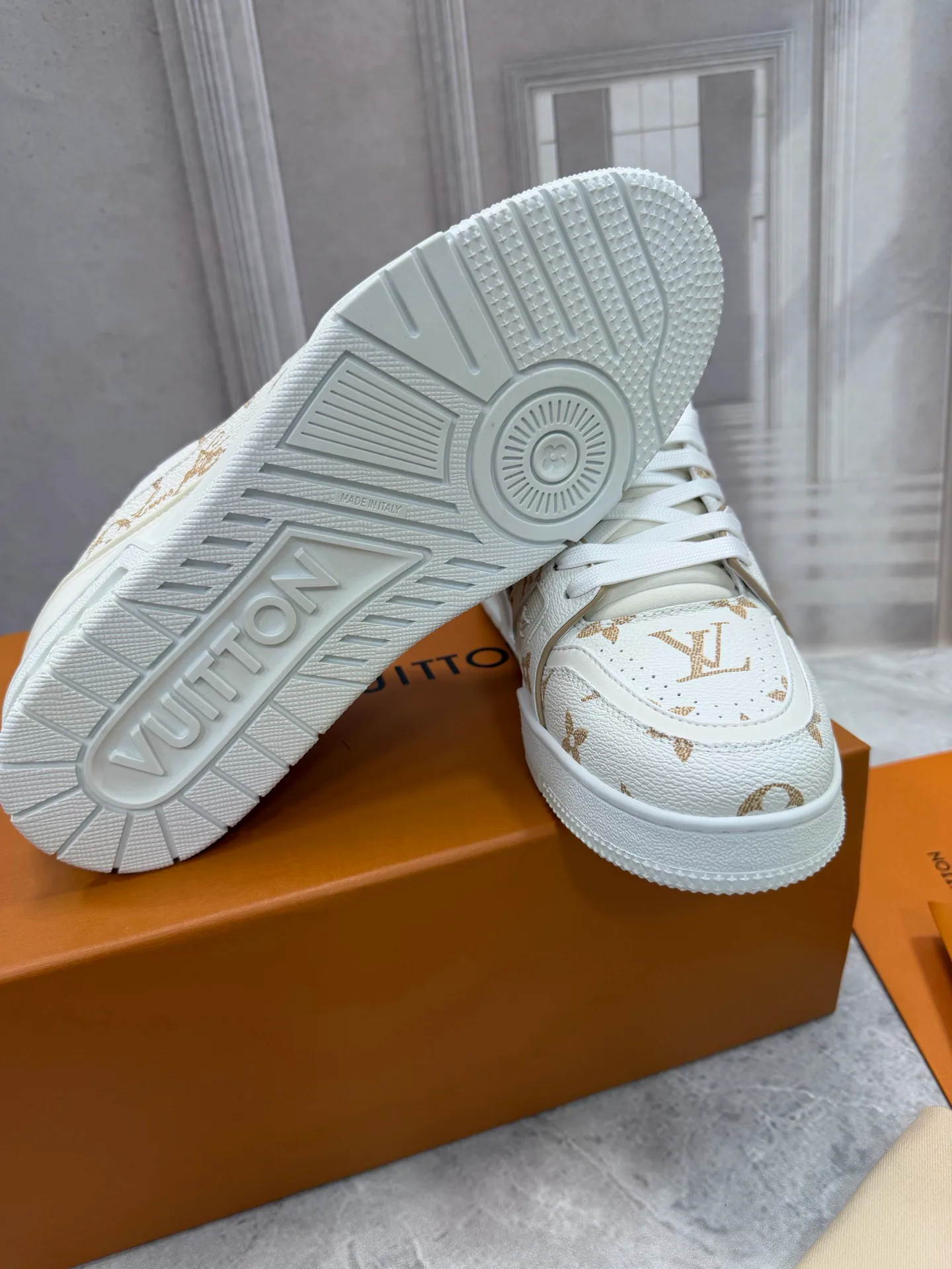 Women's Sneakers LOUIS VUITTON 17963692