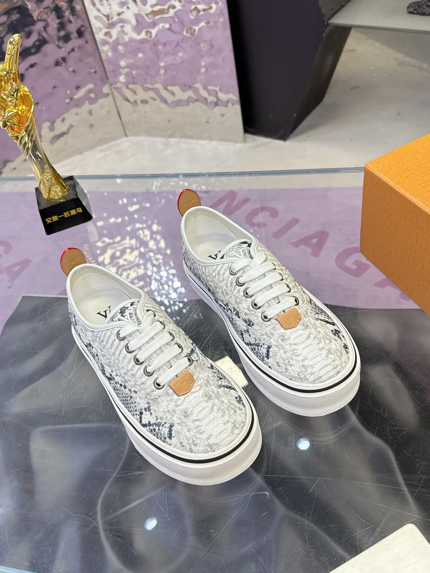 Men's Sneakers LOUIS VUITTON 17930911