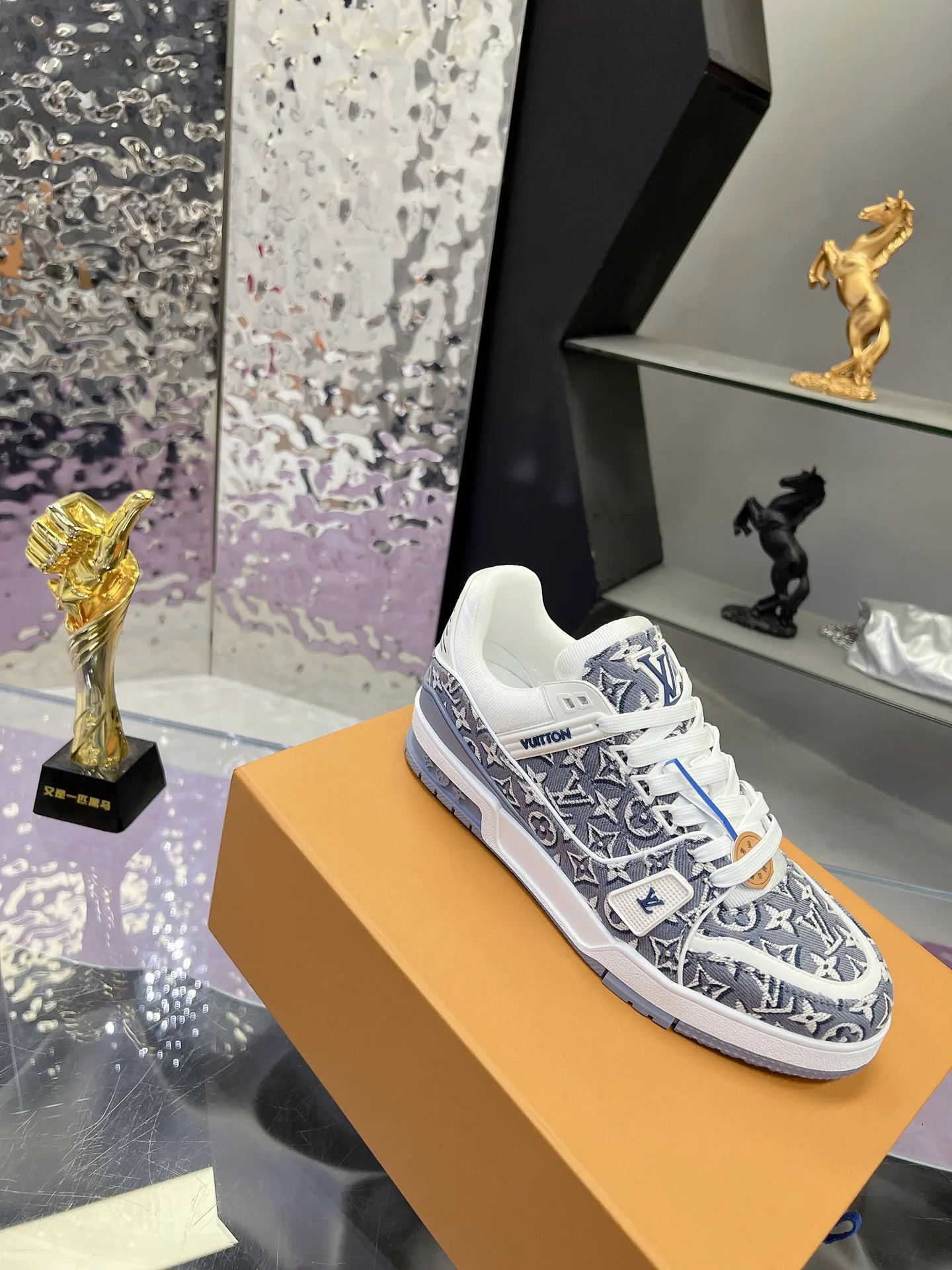 Women's Sneakers LOUIS VUITTON 17368600