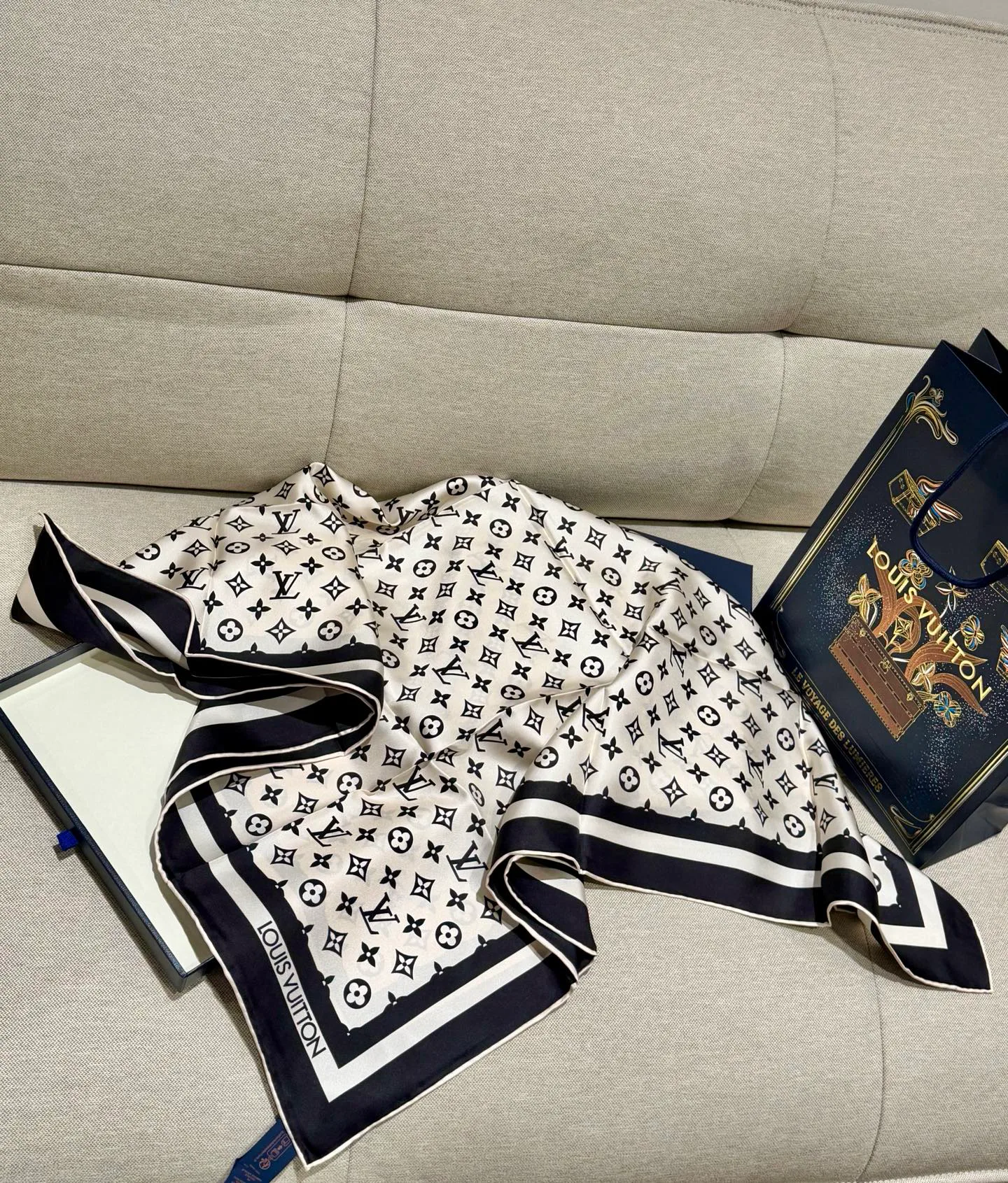 Silk Scarves LOUIS VUITTON 17991404