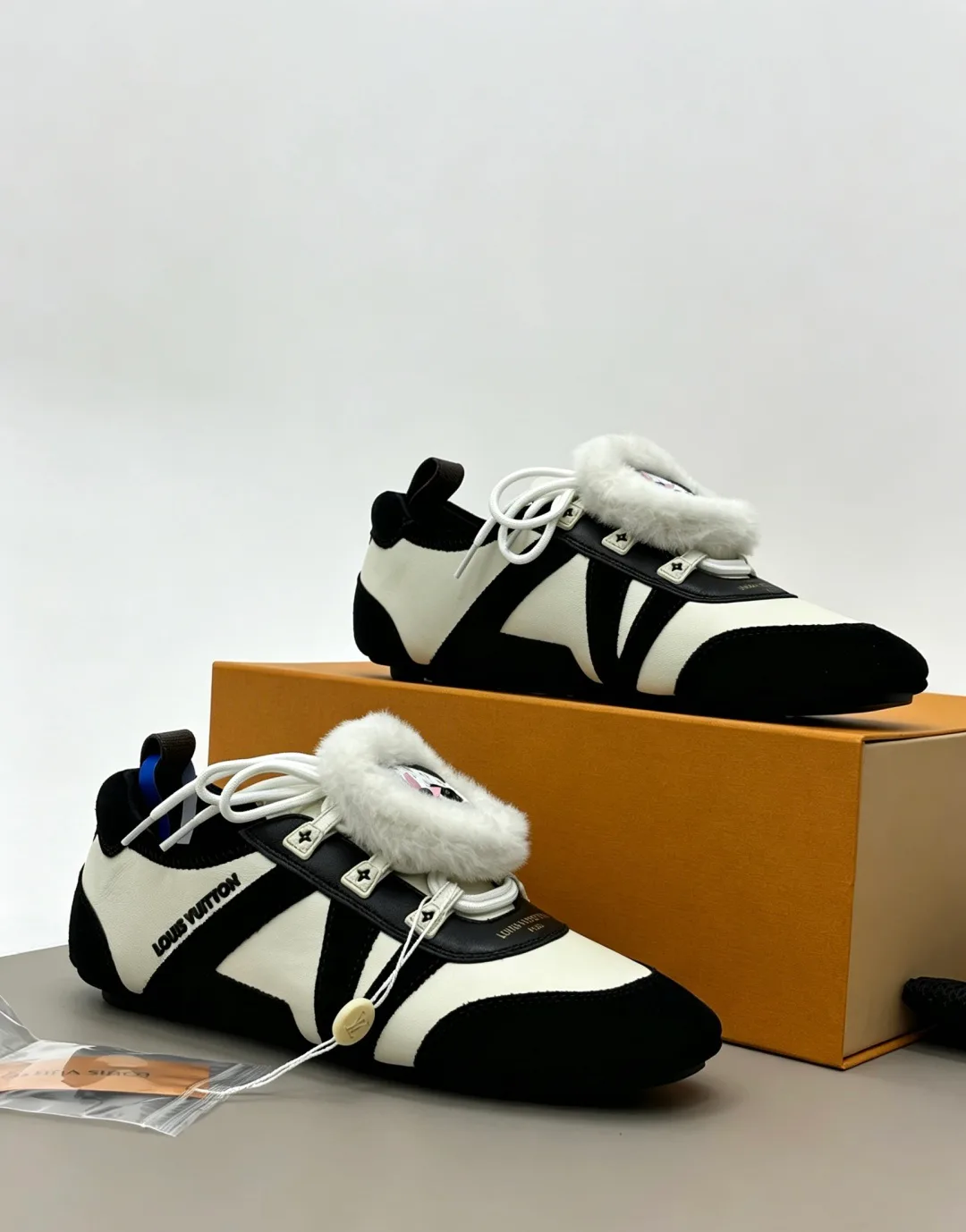 Women's Sneakers LOUIS VUITTON 18006200