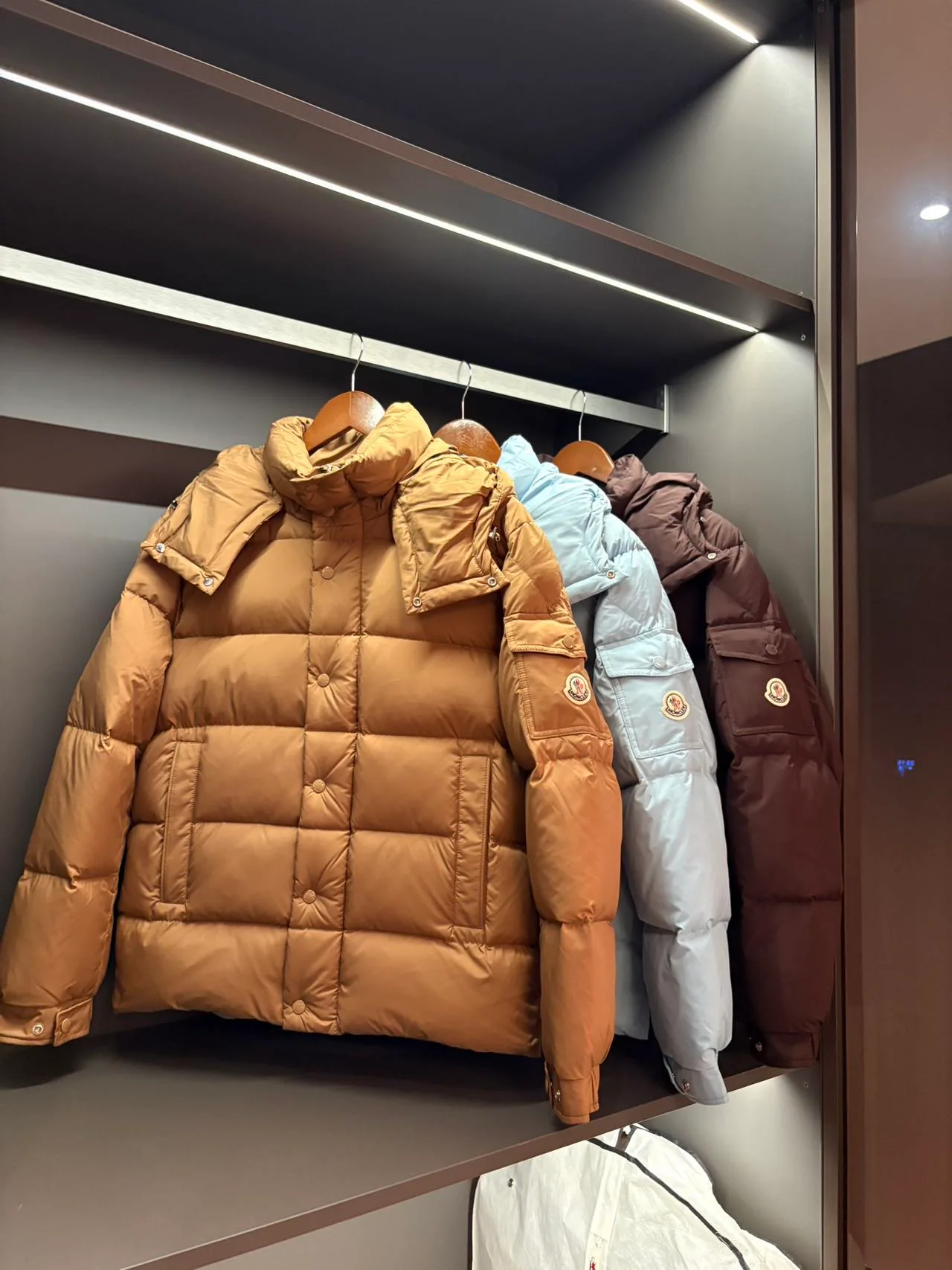 Women's Jackets And Down Jackets MONCLER 18111528