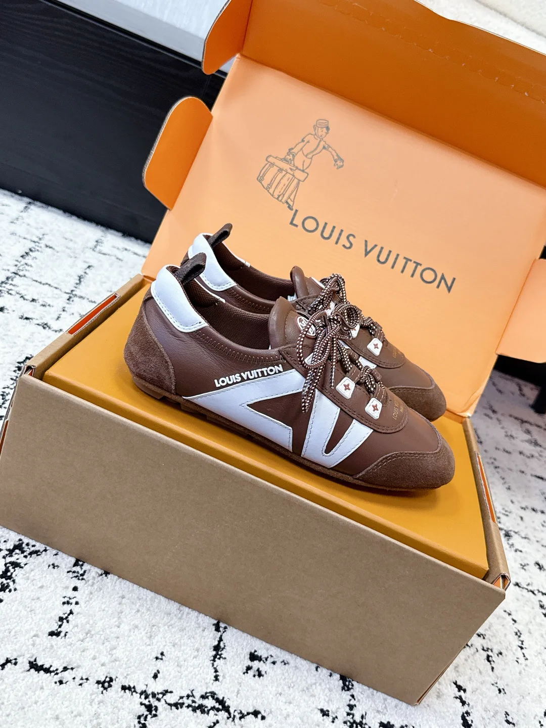 Women's Sneakers LOUIS VUITTON 18409662