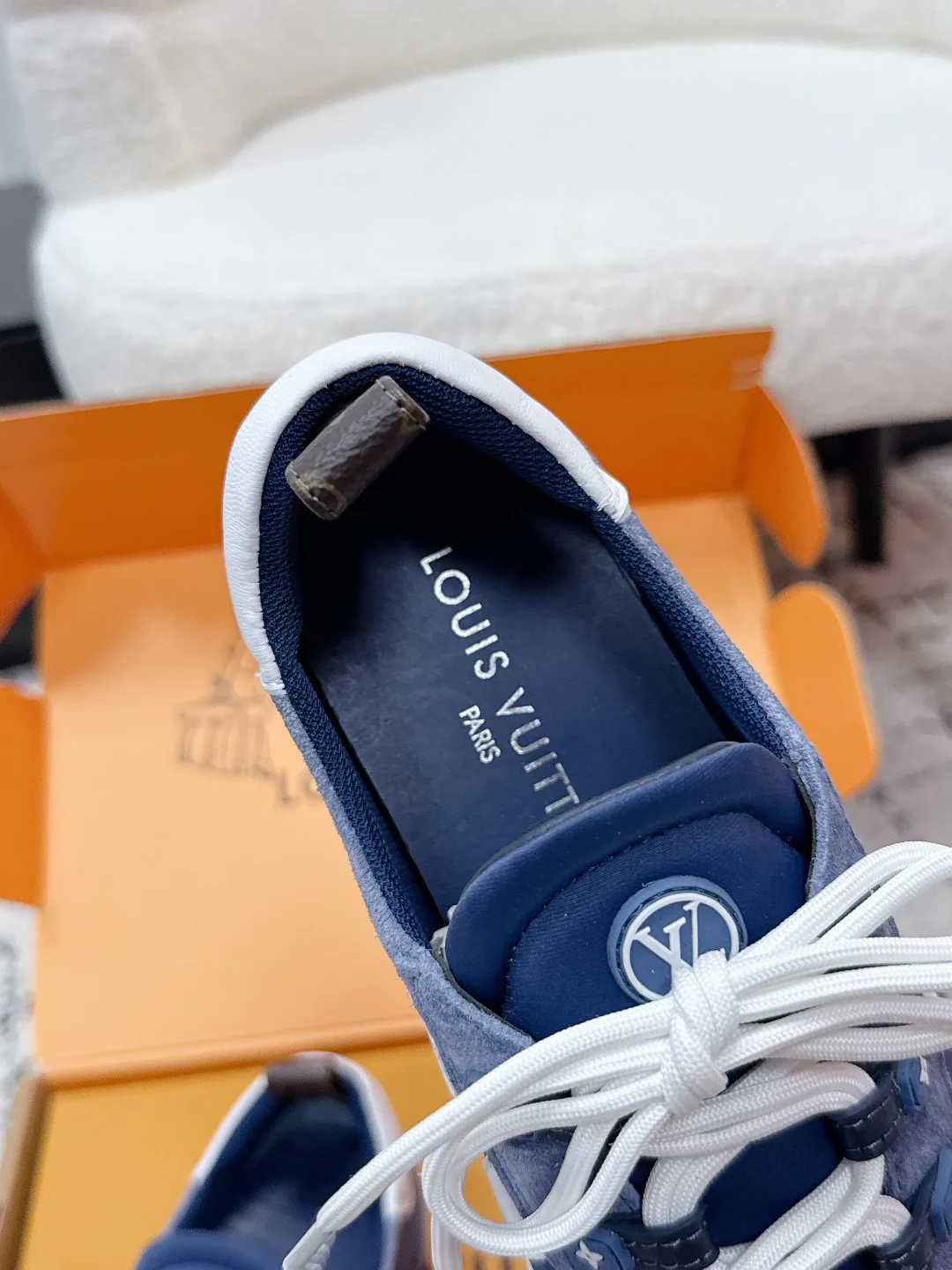 Women's Sneakers LOUIS VUITTON 18409649