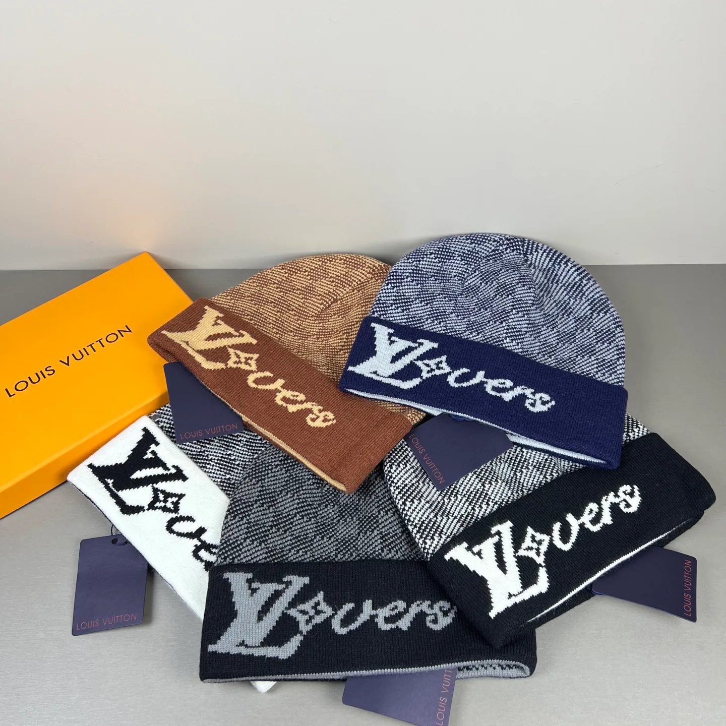 Hats LOUIS VUITTON 18105732