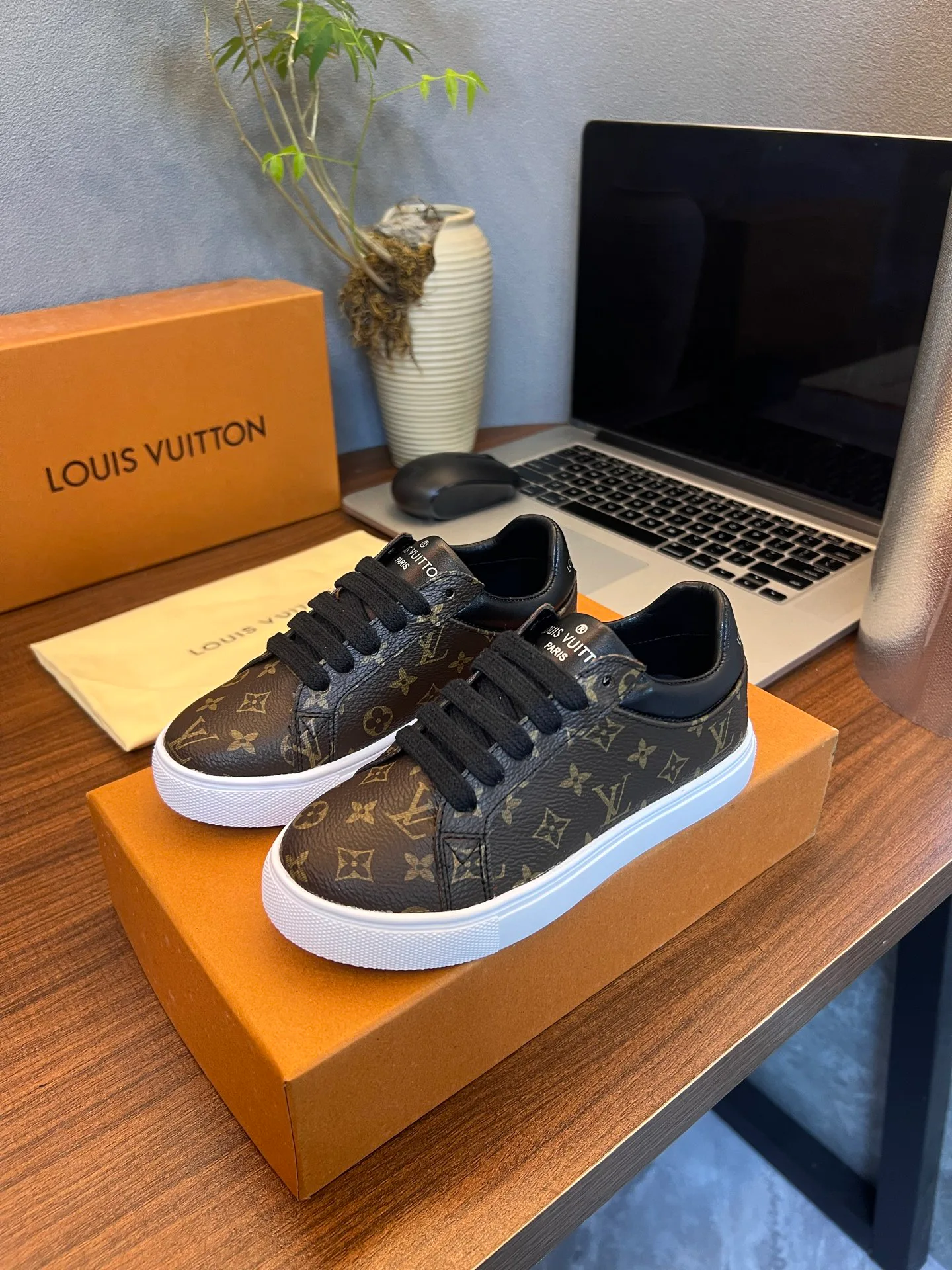 Women's Sneakers LOUIS VUITTON 18077535