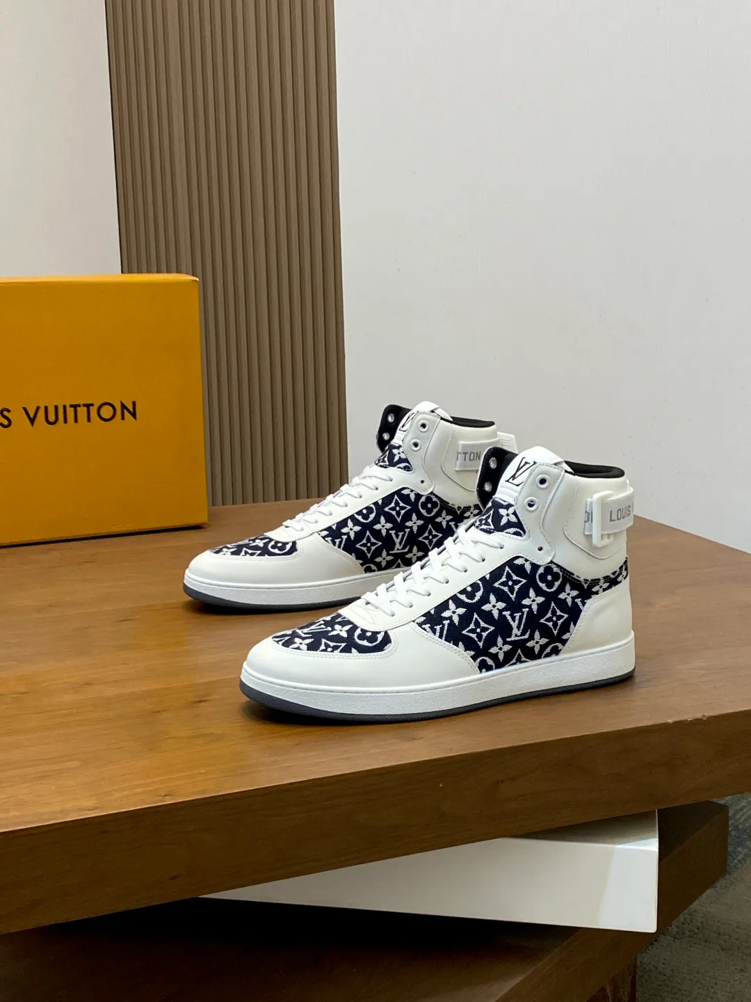 Men's Sneakers LOUIS VUITTON 18399952