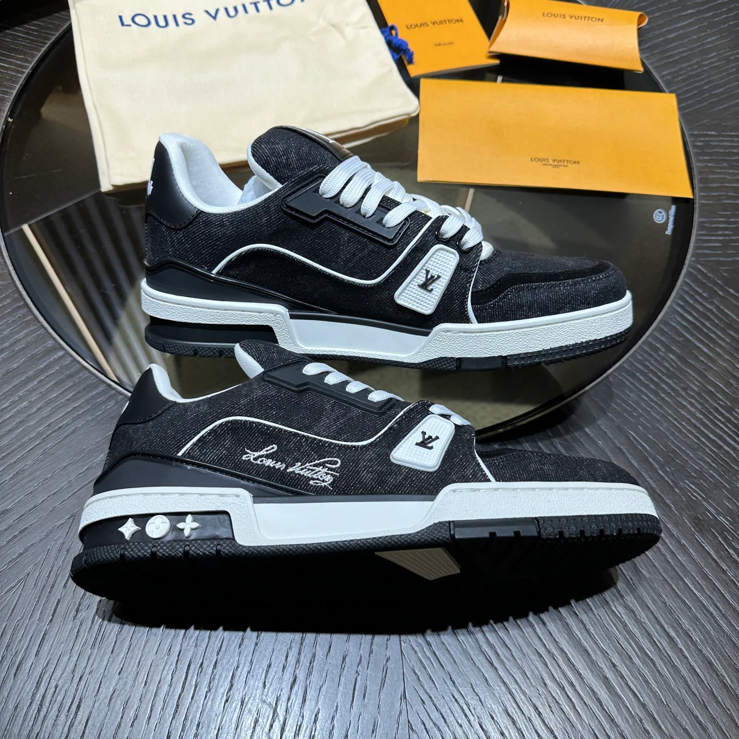 Women's Sneakers LOUIS VUITTON 18192027