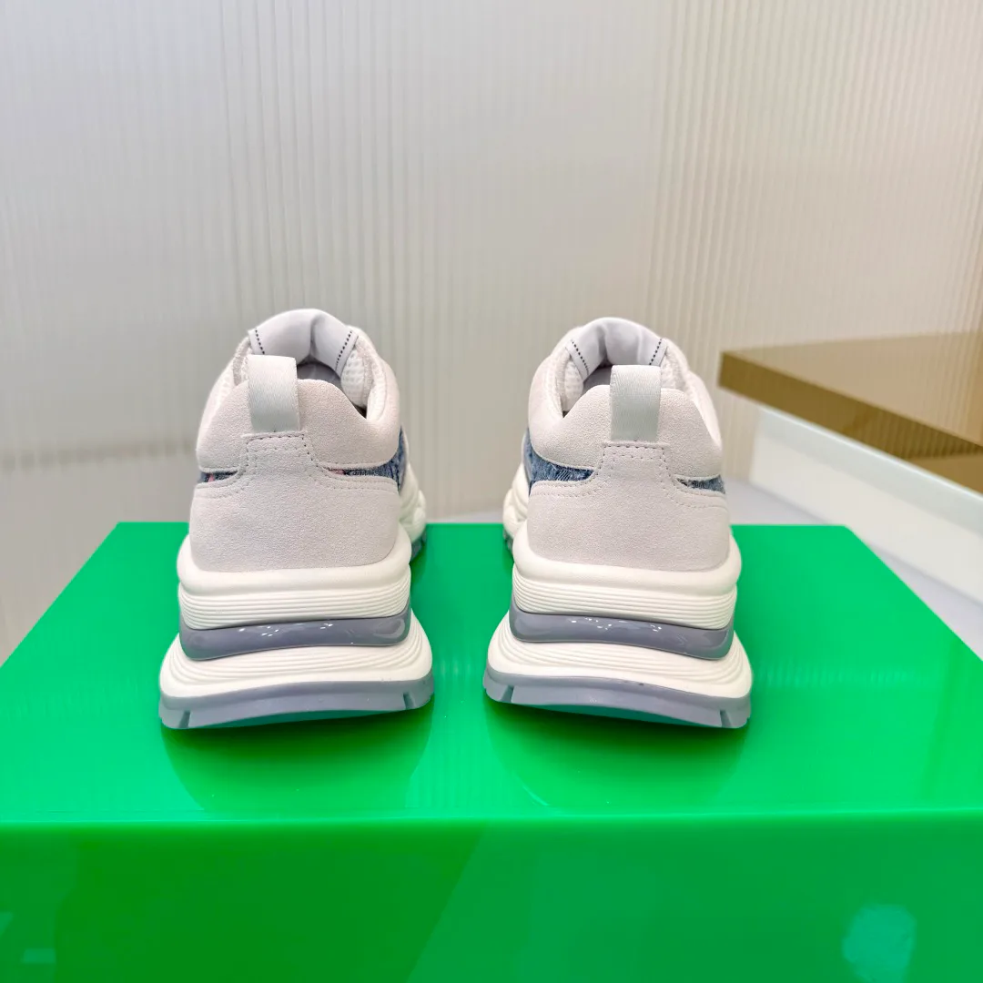 Women's Sneakers CHANEL 18366955