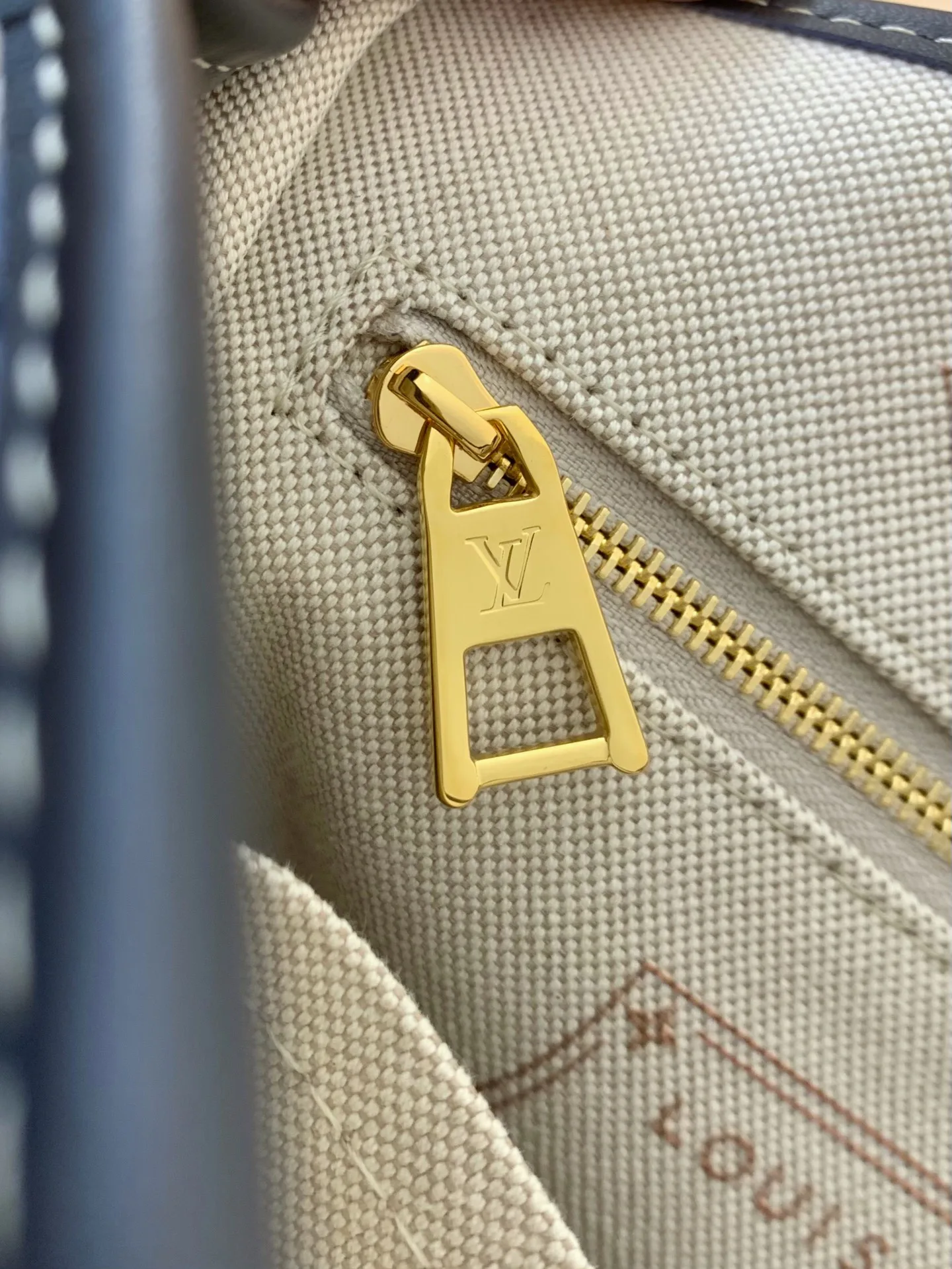Women's Classic Handbags LOUIS VUITTON 18461033