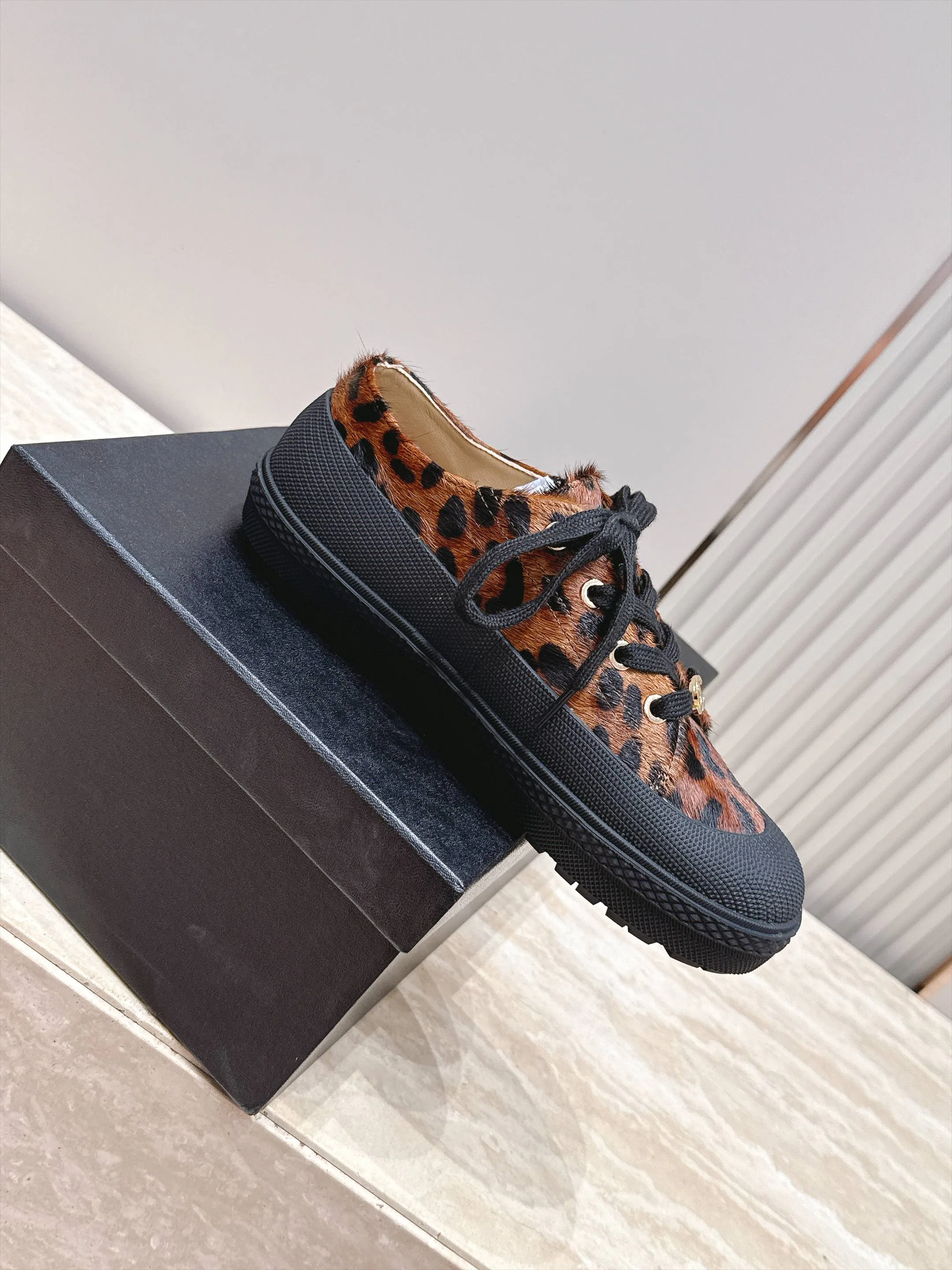Women's Sneakers CHANEL 18025274