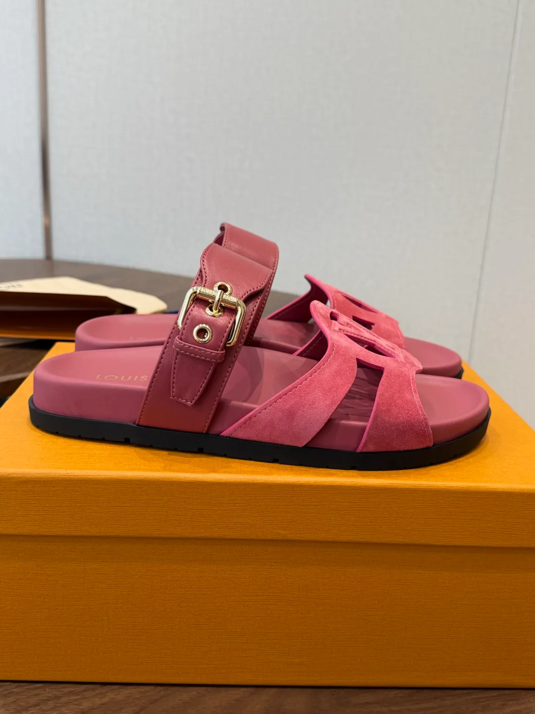 Шлепанцы Женские Louis Vuitton 18687524