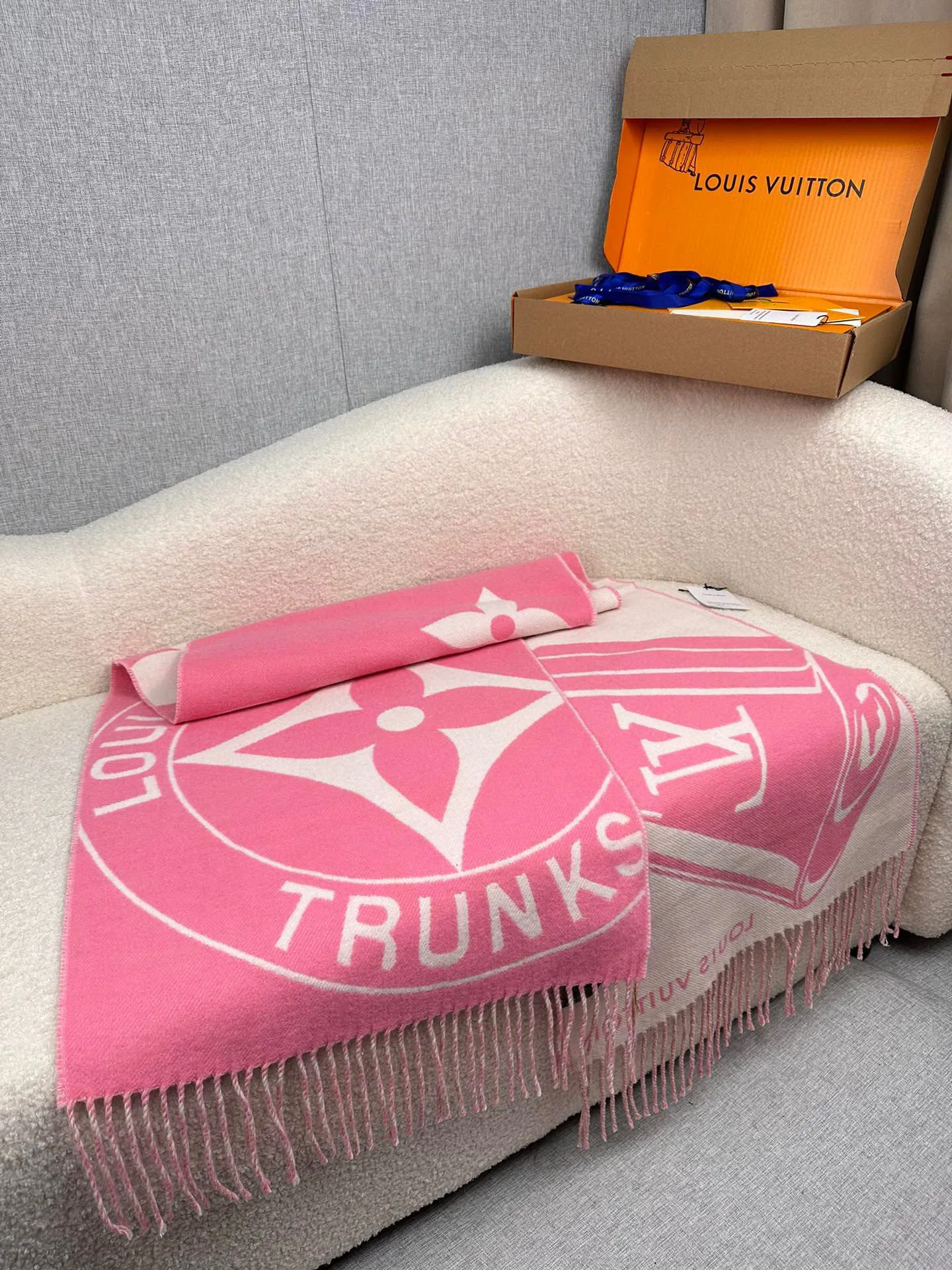 Scarves LOUIS VUITTON 18476667