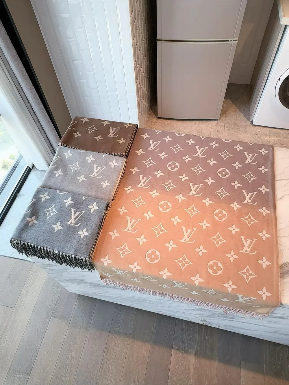 Scarves LOUIS VUITTON 18105588