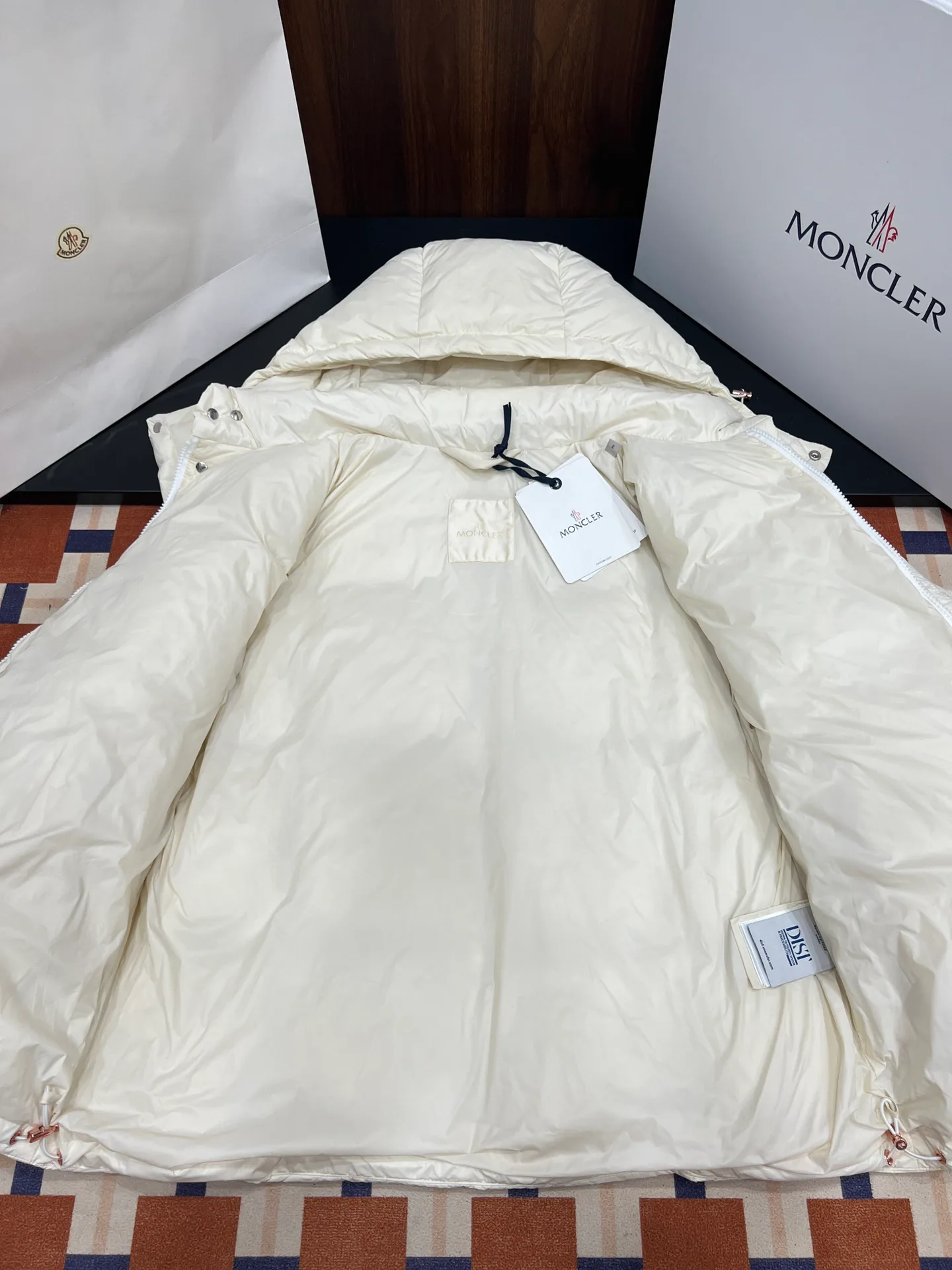 Women's Jackets And Down Jackets MONCLER 17888371