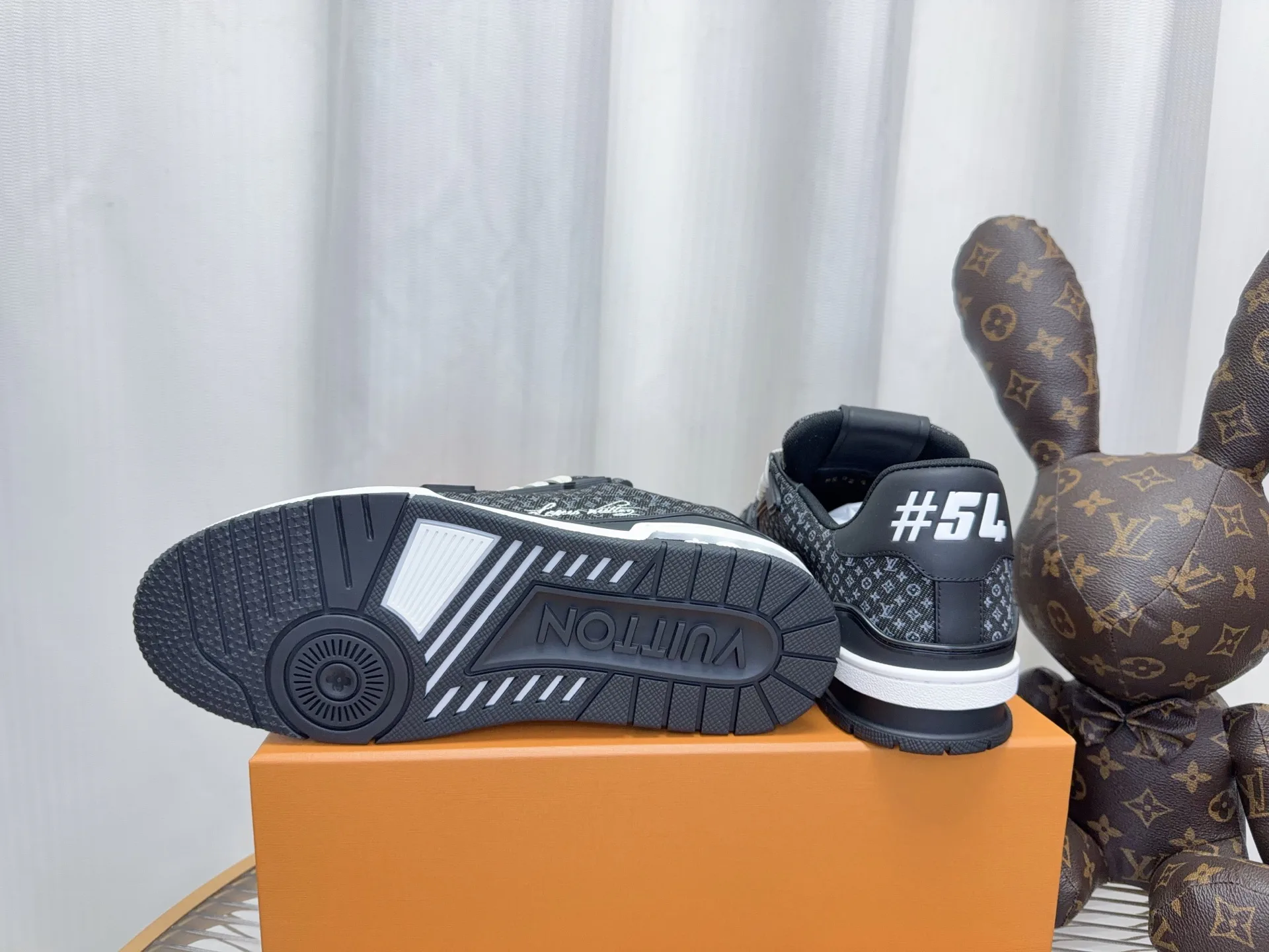 Women's Sneakers LOUIS VUITTON 18234386