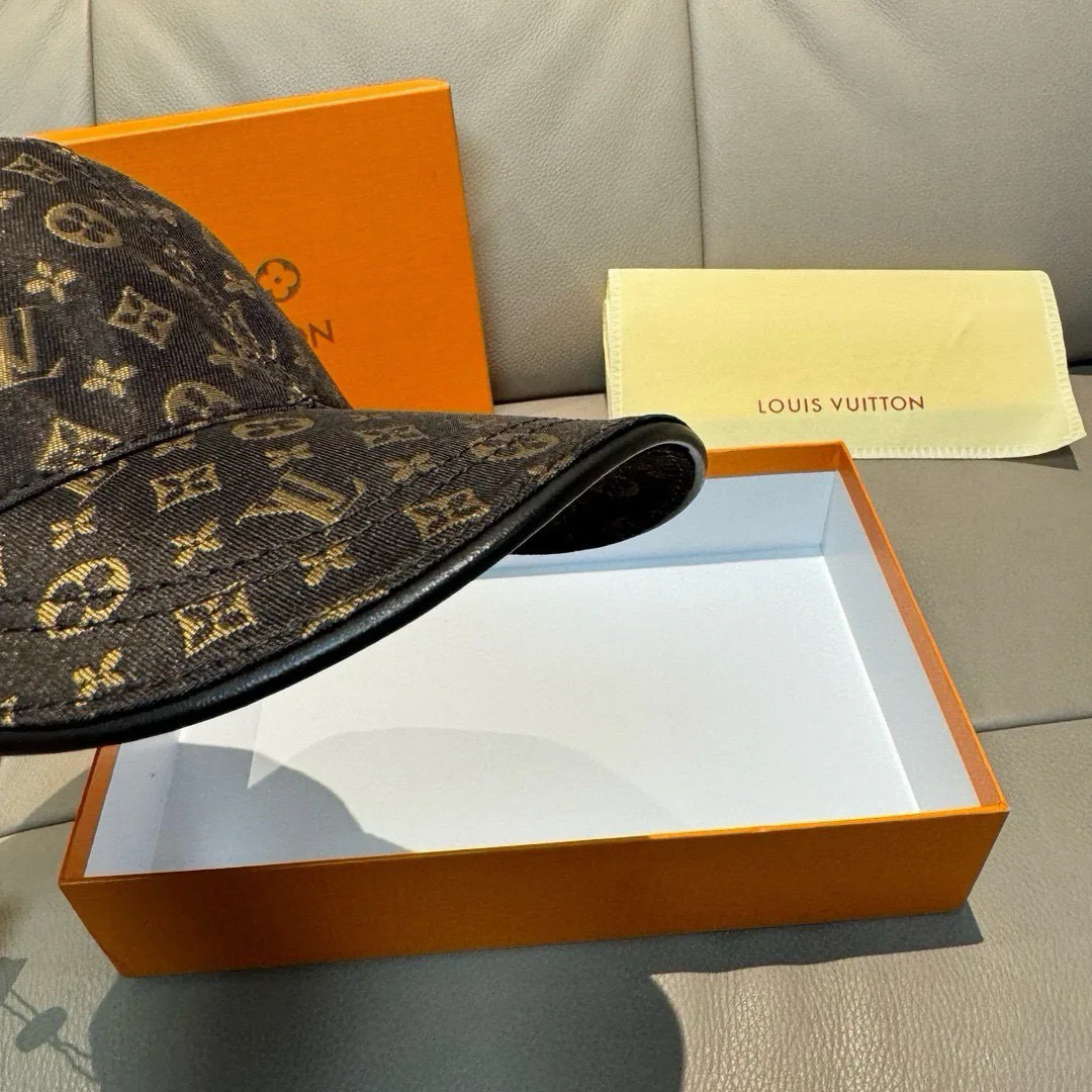 Hats LOUIS VUITTON 18347072
