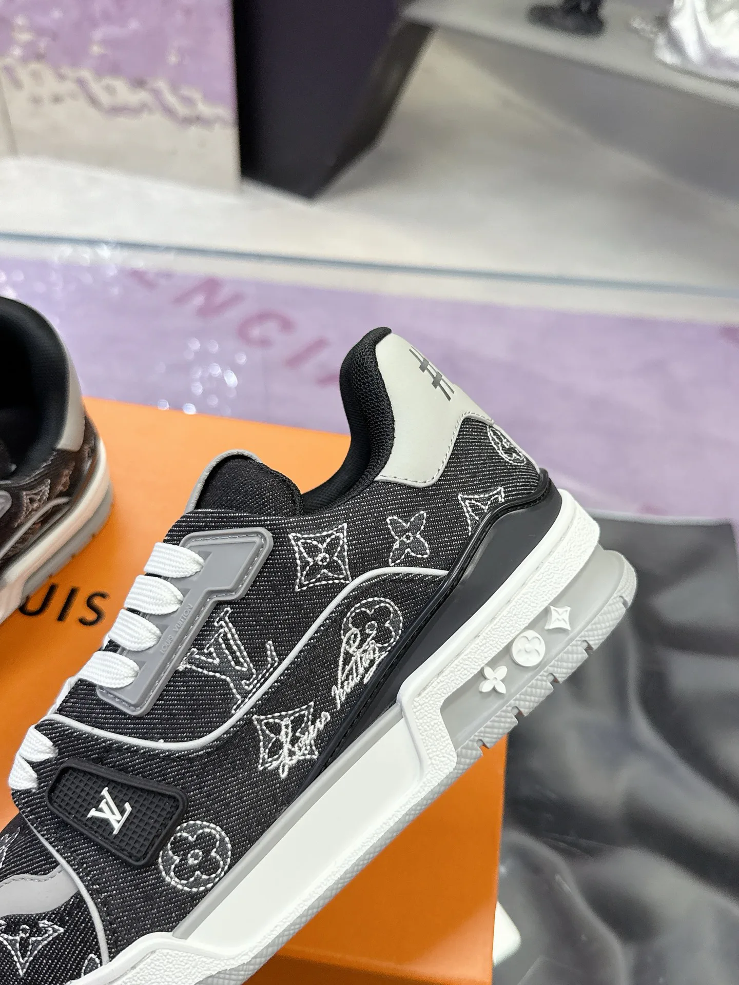 Women's Sneakers LOUIS VUITTON 17930921
