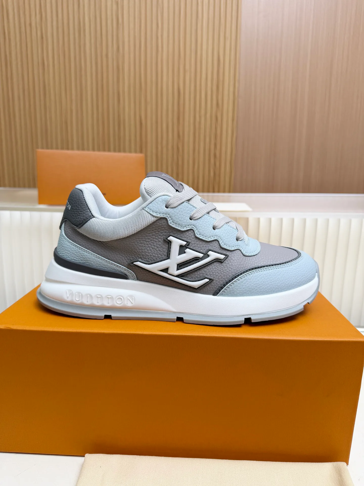 Women's Sneakers LOUIS VUITTON 18212257