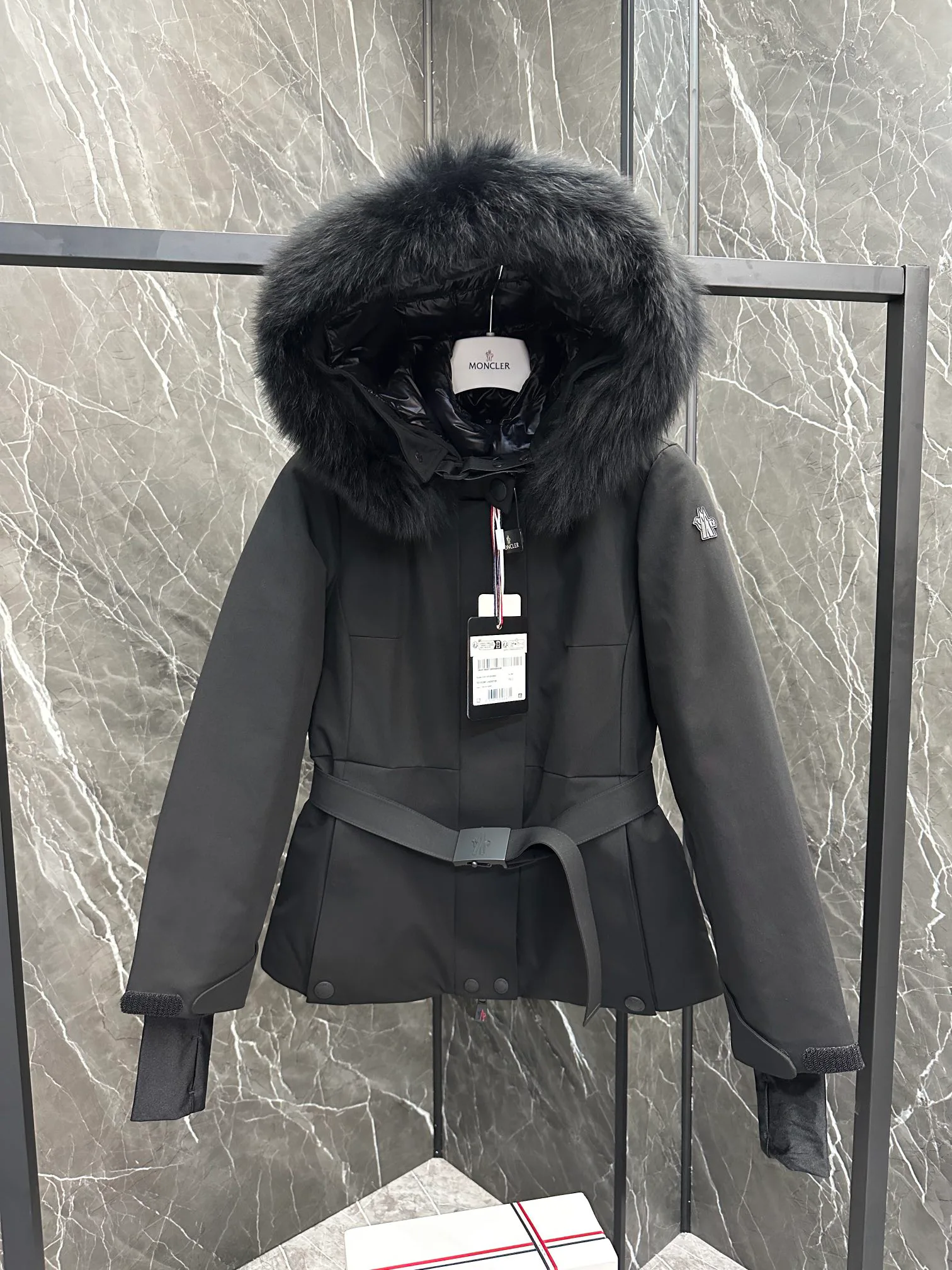 Women's Jackets And Down Jackets MONCLER 18133805