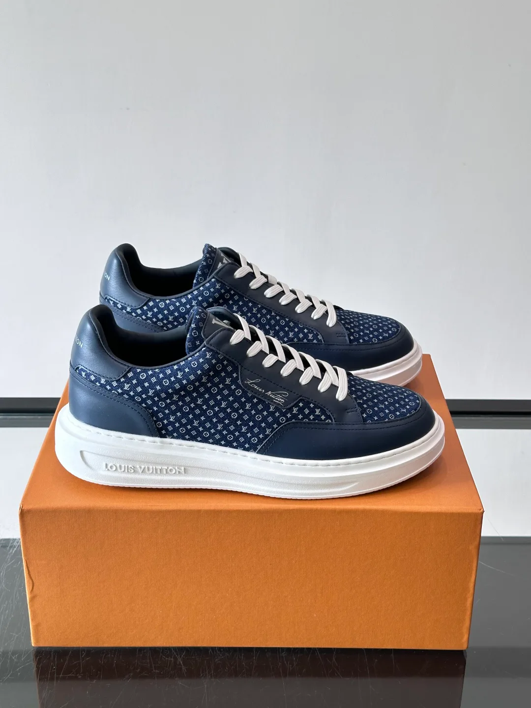 Women's Sneakers LOUIS VUITTON 18119008