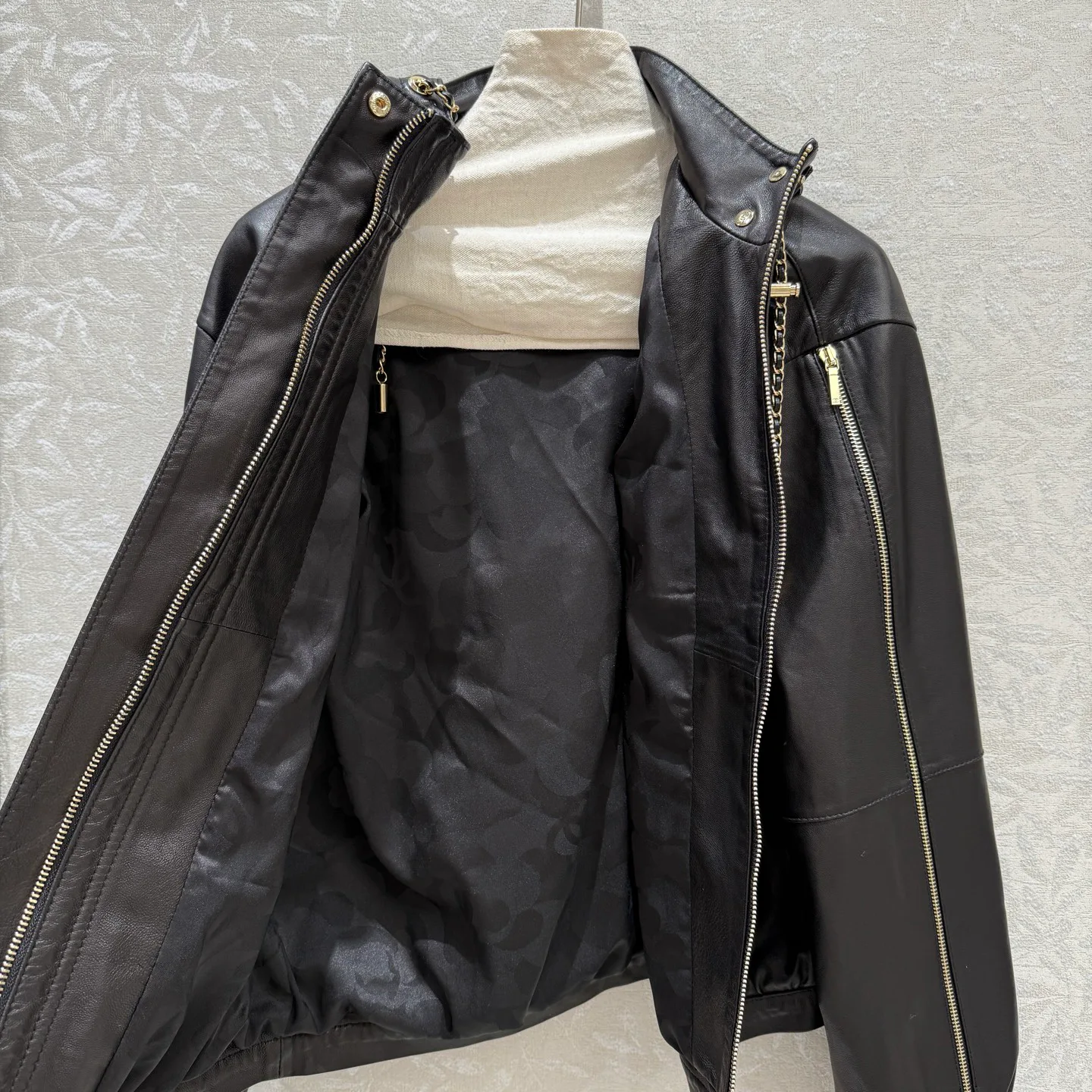 Women's Leather Jackets And Sheepskin Coats CHANEL 18172608