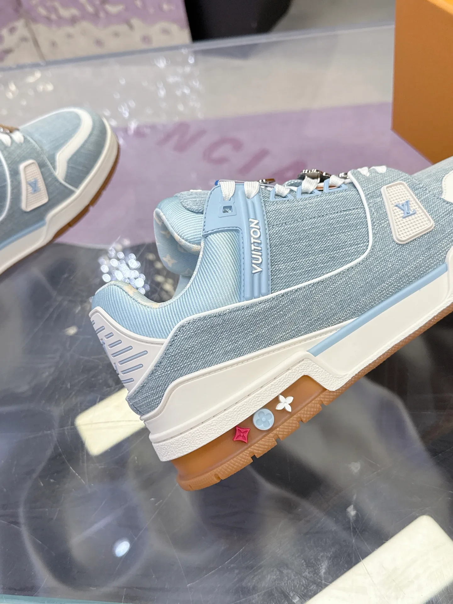 Women's Sneakers LOUIS VUITTON 18104017