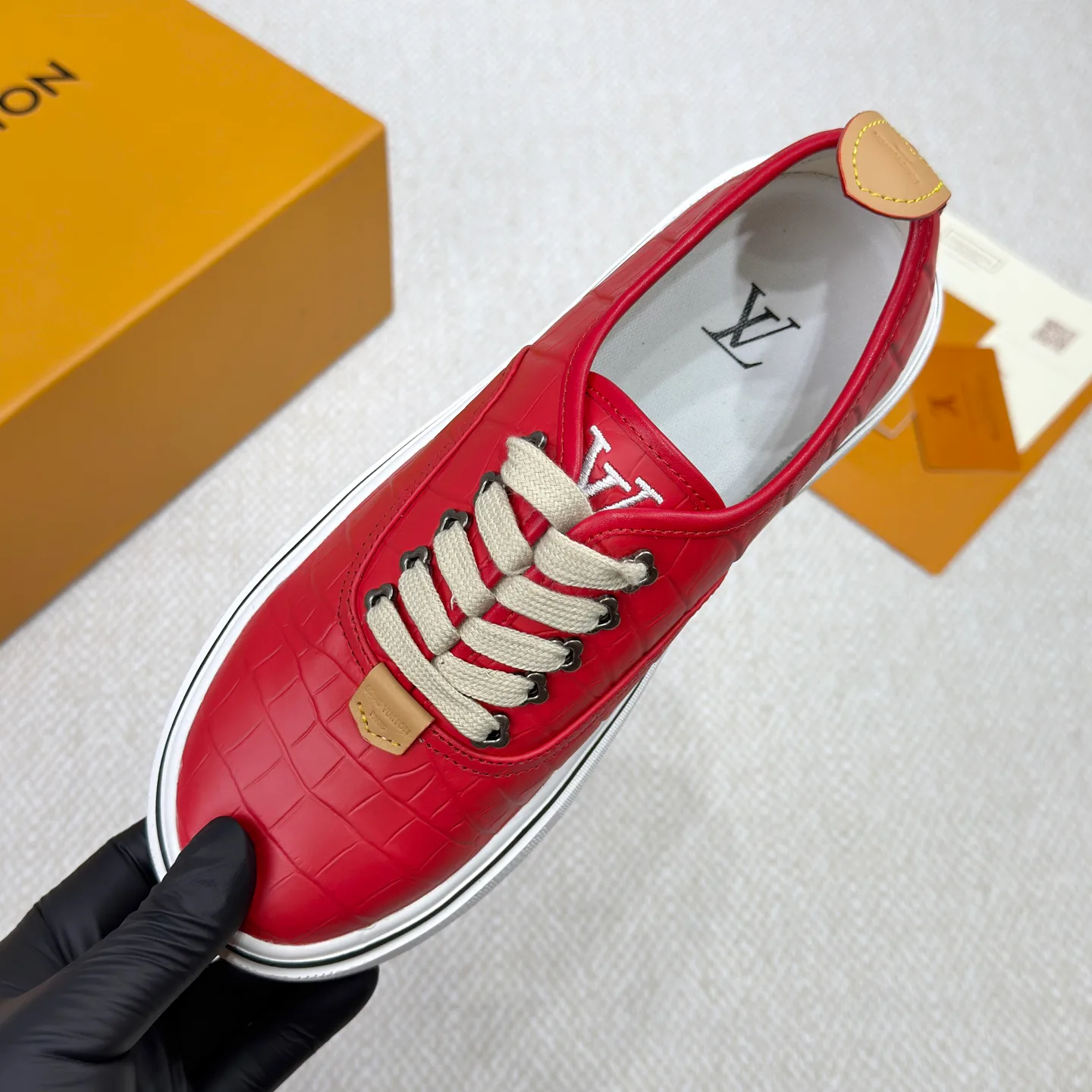 Men's Sneakers LOUIS VUITTON 18365144