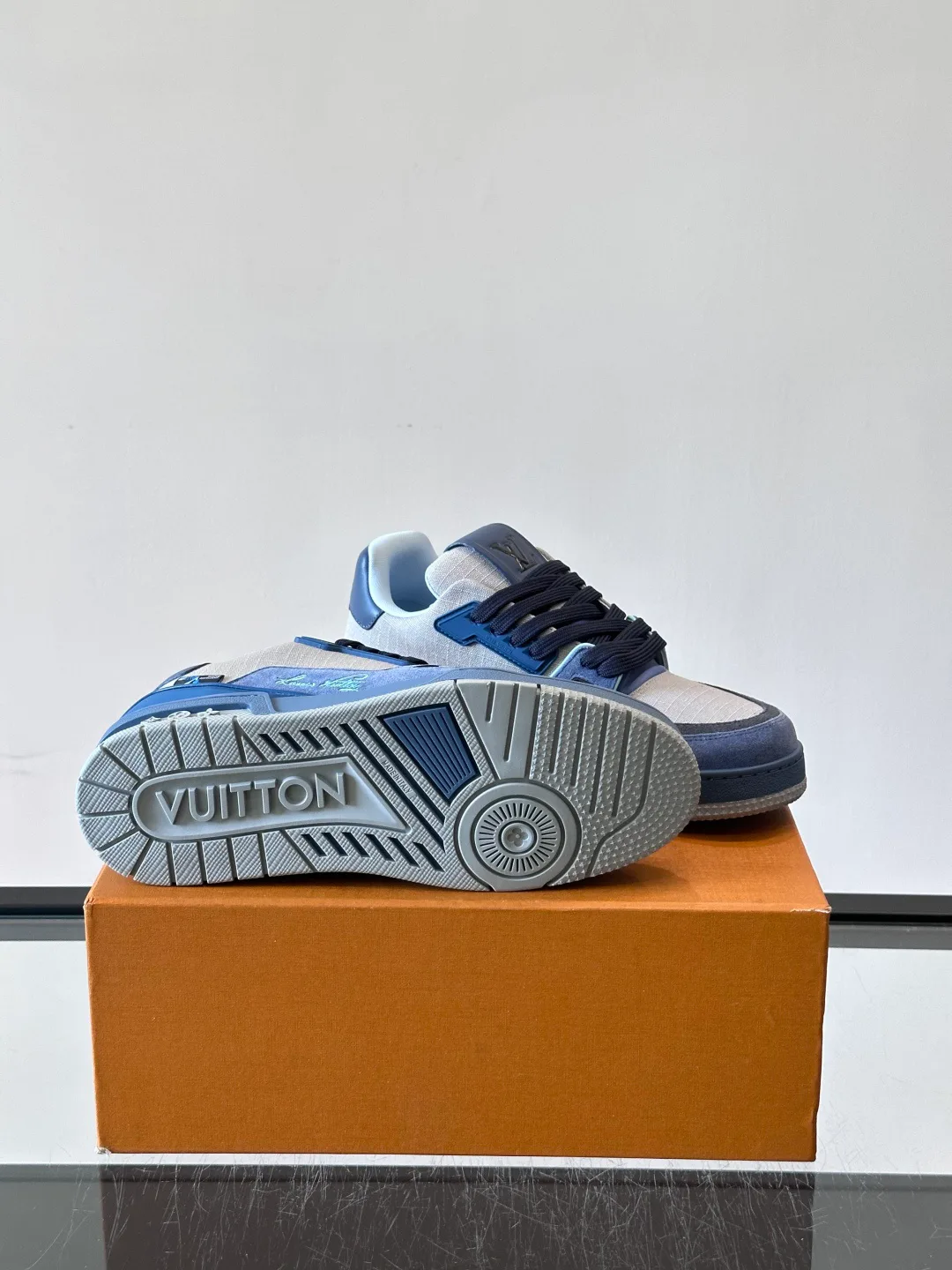 Men's Sneakers LOUIS VUITTON 17588543