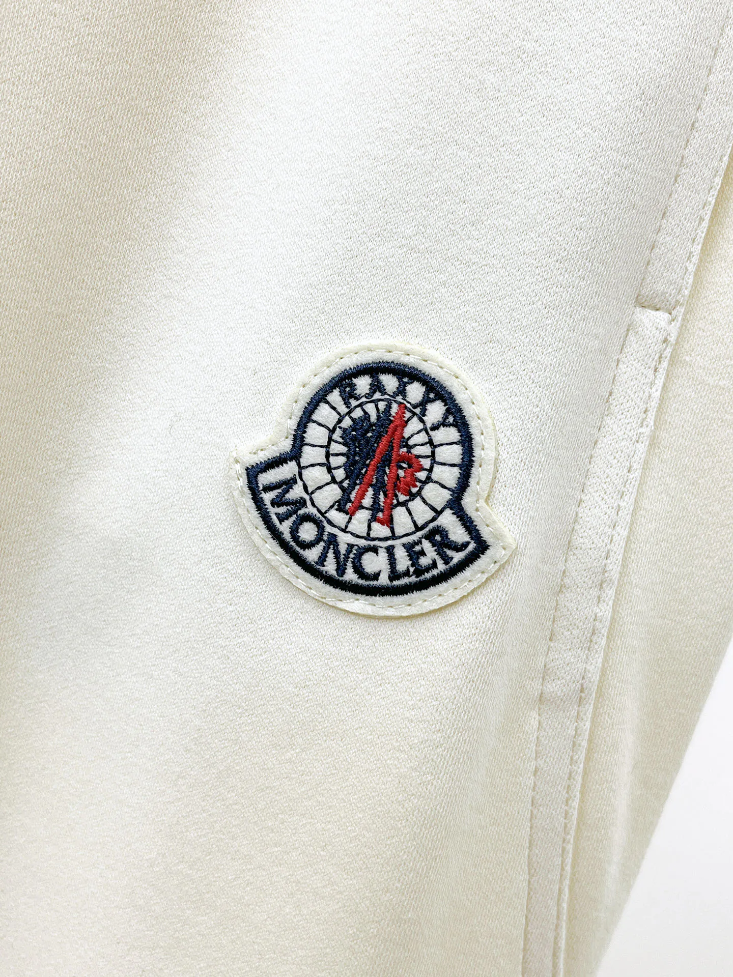 Men's Trousers MONCLER 18197368