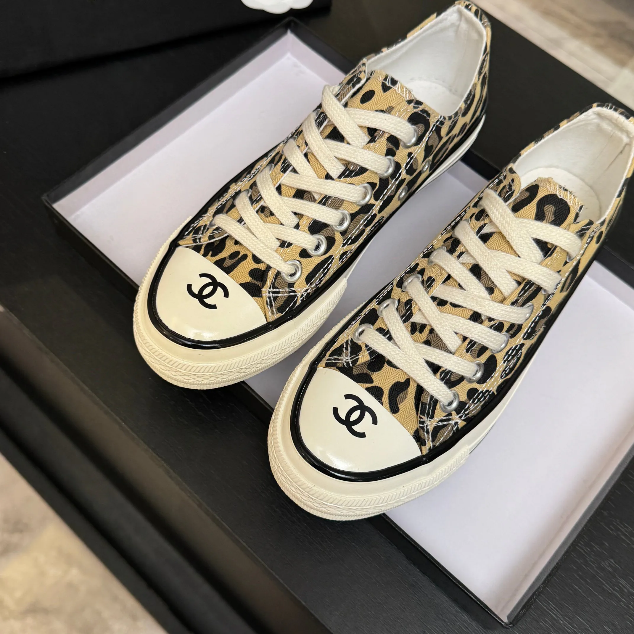Women's Sneakers CHANEL 18062555