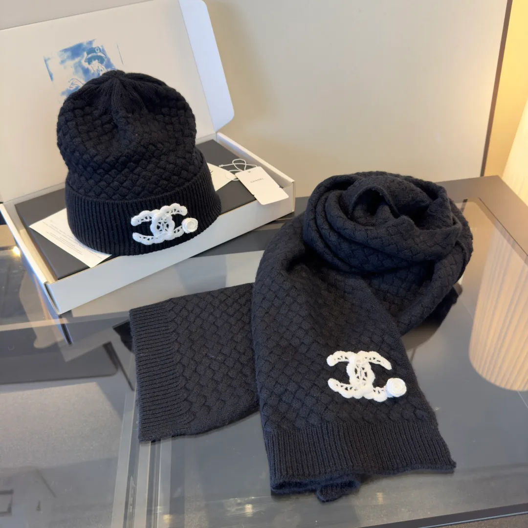 Hats CHANEL 18104900