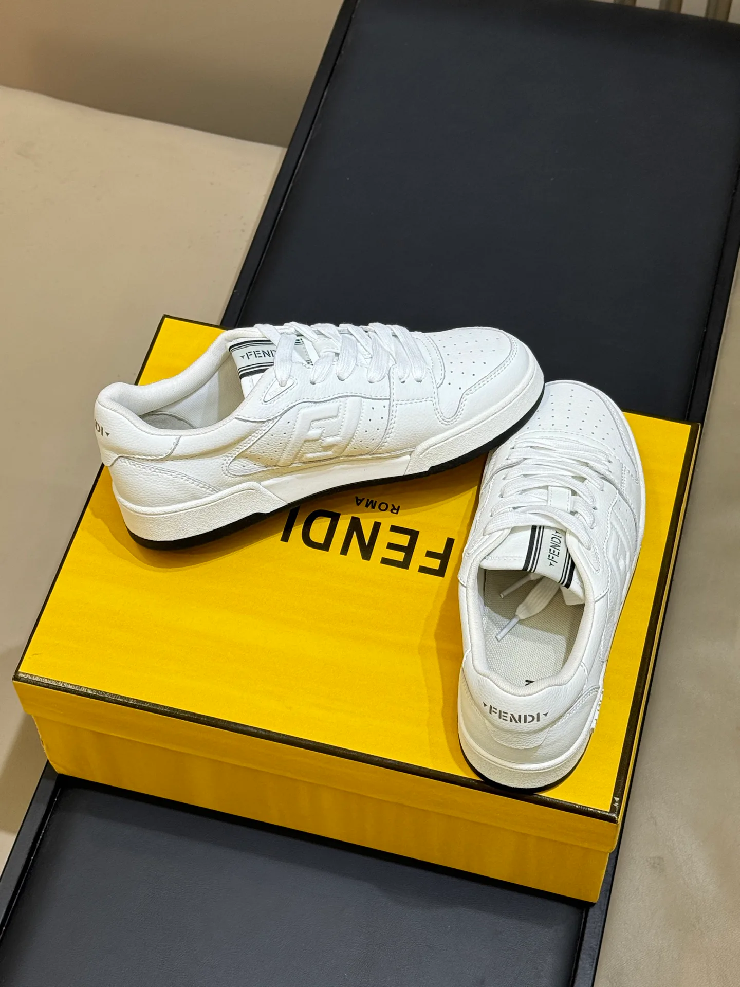 Women's Sneakers FENDI 18073186