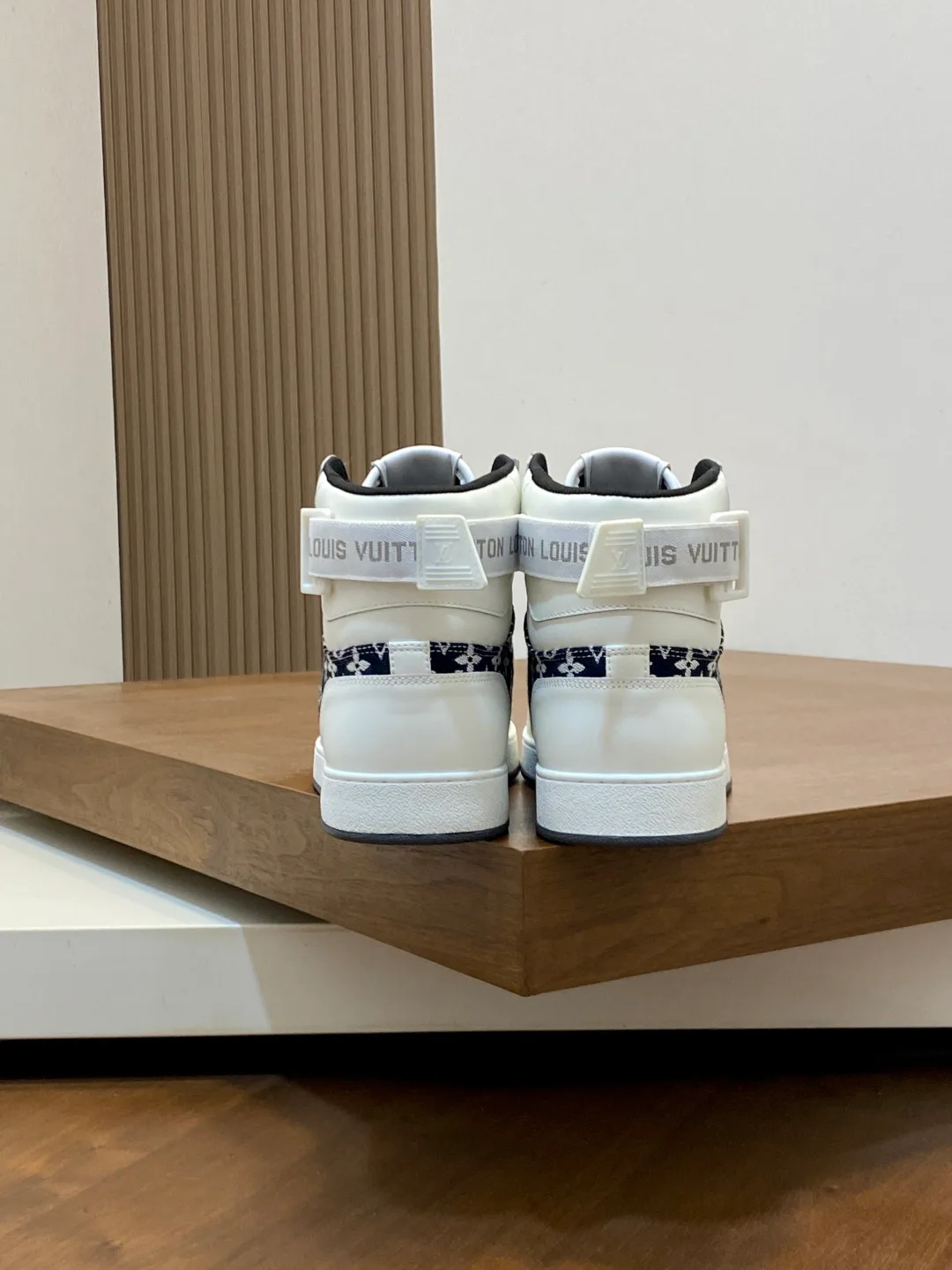 Men's Sneakers LOUIS VUITTON 18399952