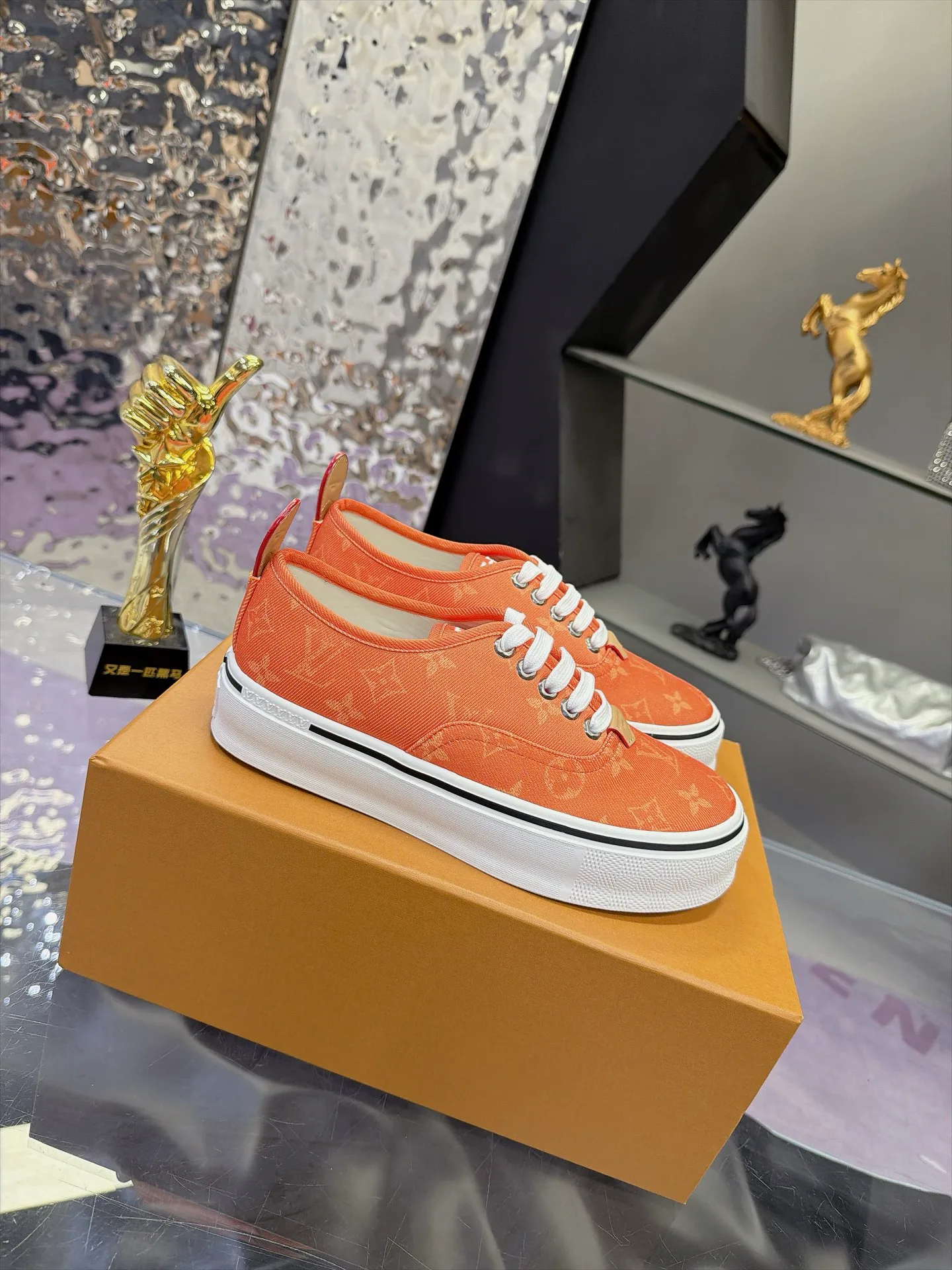 Men's Sneakers LOUIS VUITTON 17930903