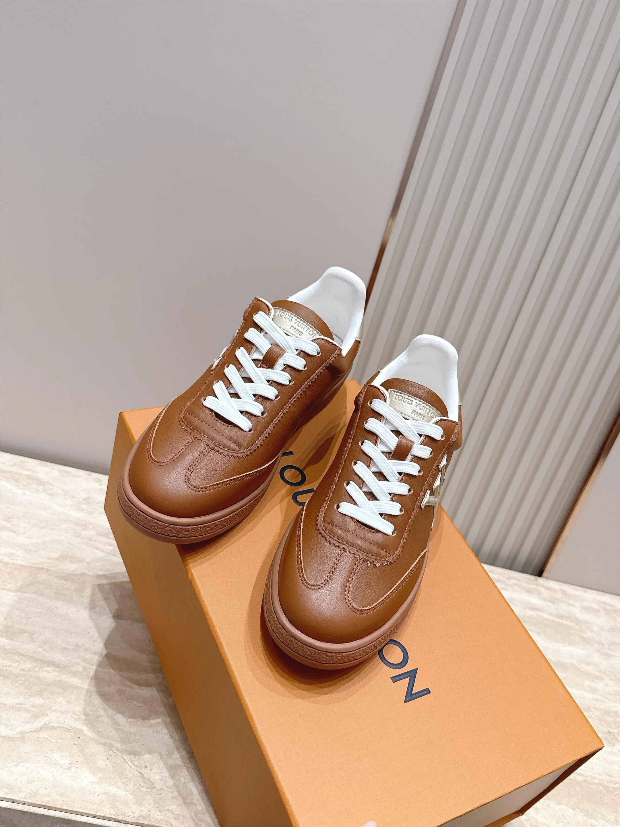 Women's Sneakers LOUIS VUITTON 18492489