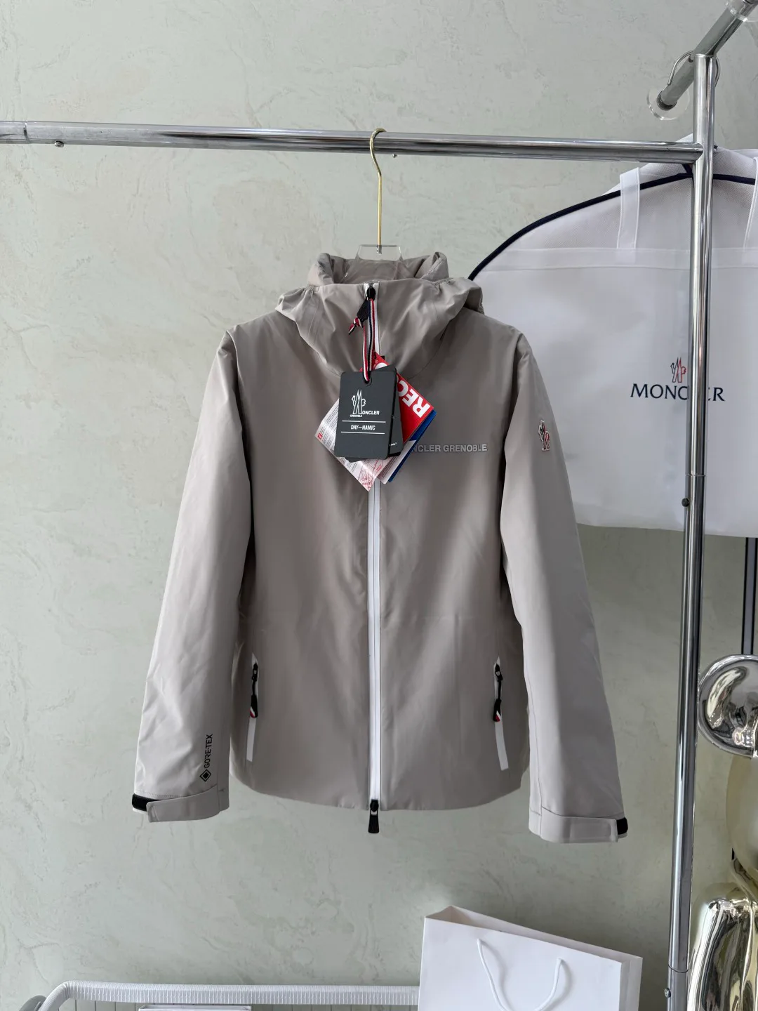 Women's Jackets And Down Jackets MONCLER 18043546