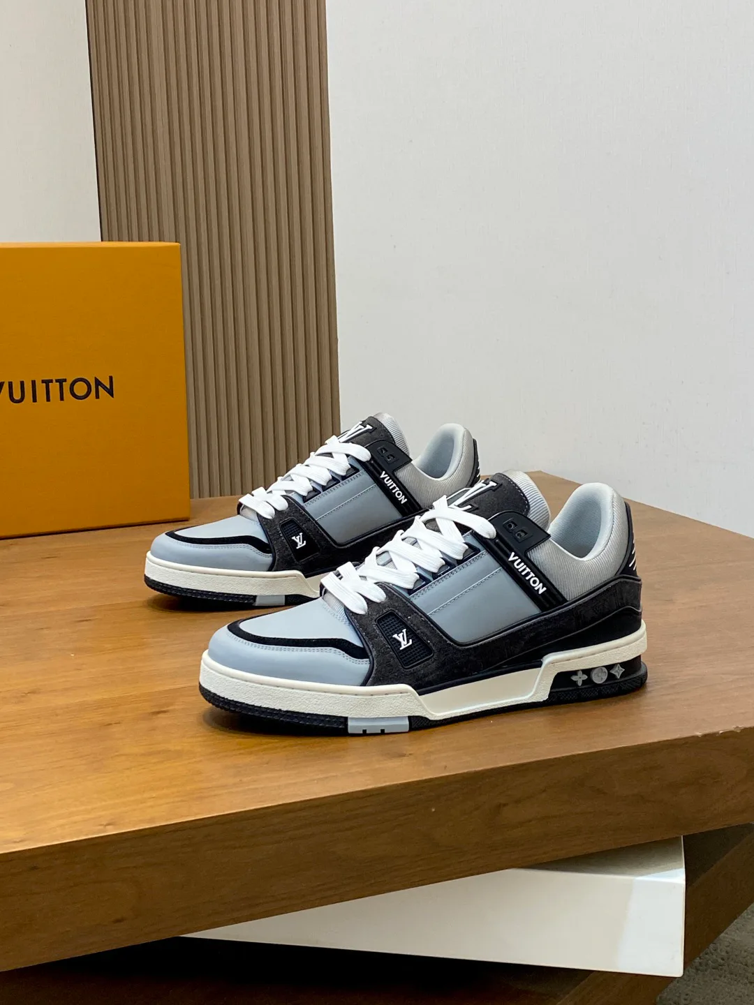 Men's Sneakers LOUIS VUITTON 18100301