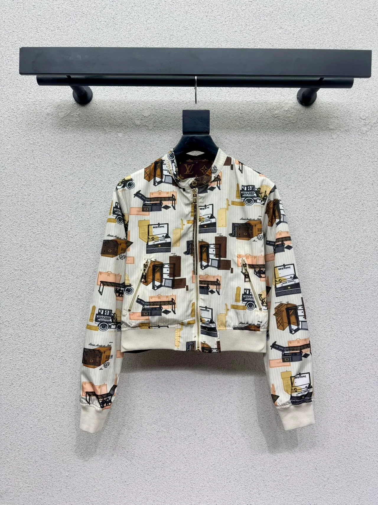 Куртки И Пуховики Женские Louis Vuitton 18680838