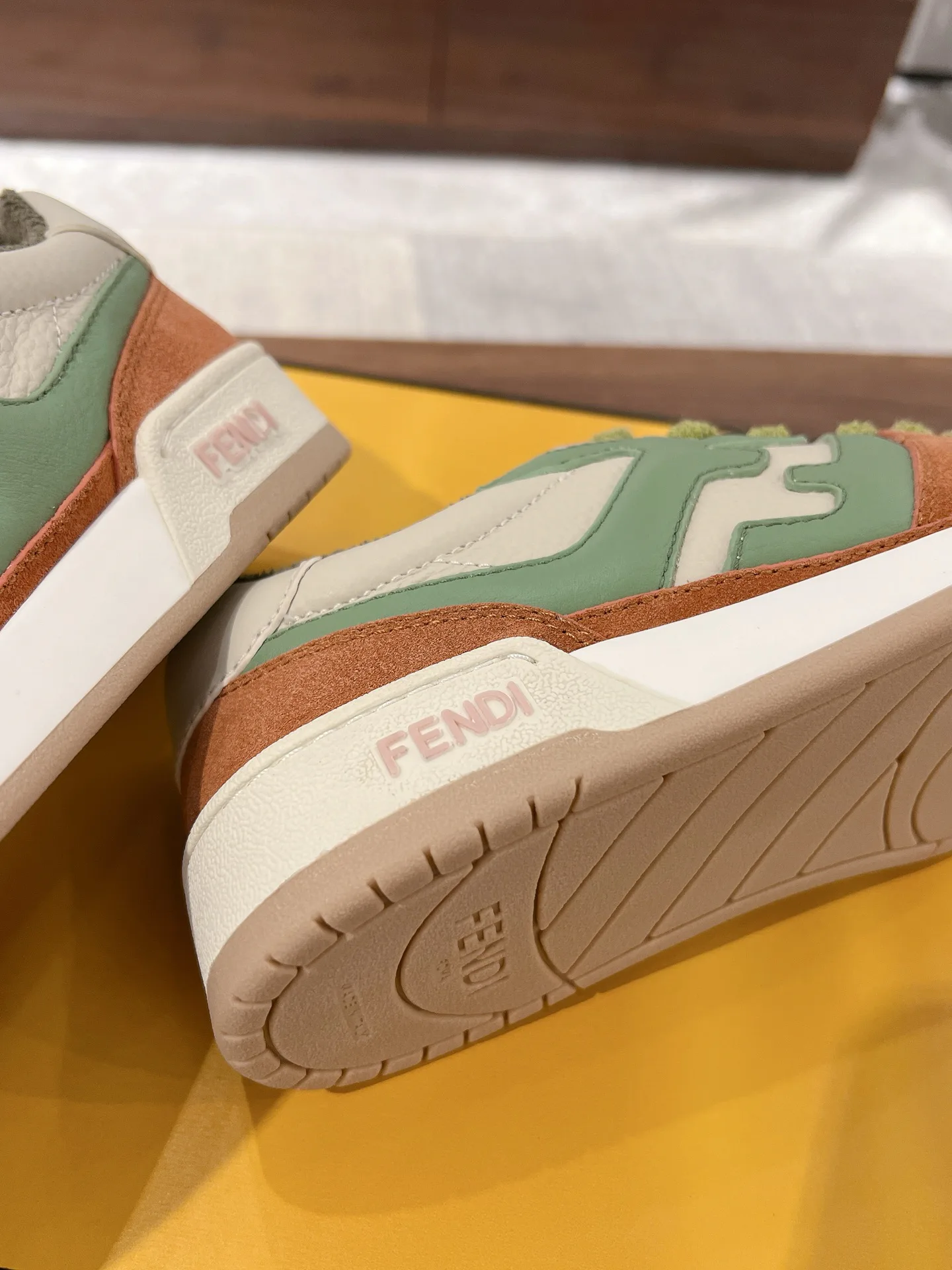 Women's Sneakers FENDI 18219601