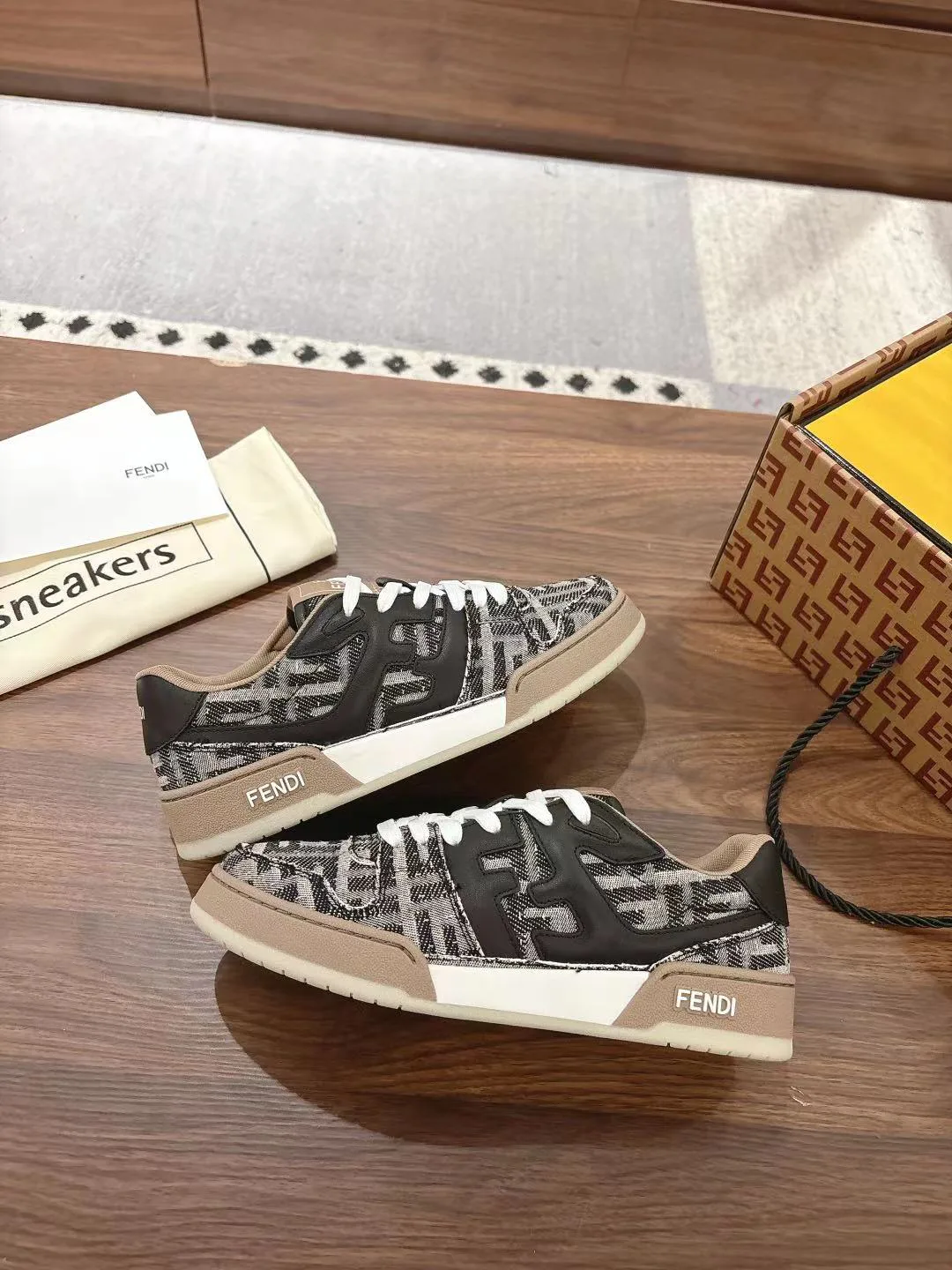Women's Sneakers FENDI 18219621