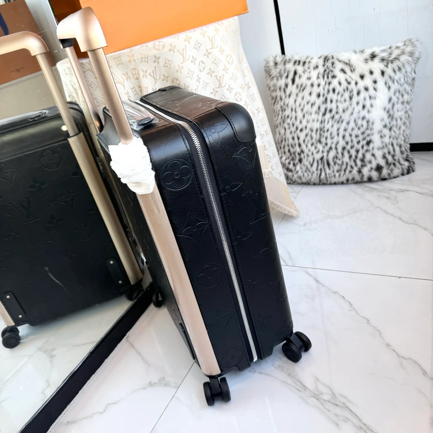 Suitcases LOUIS VUITTON 17675227