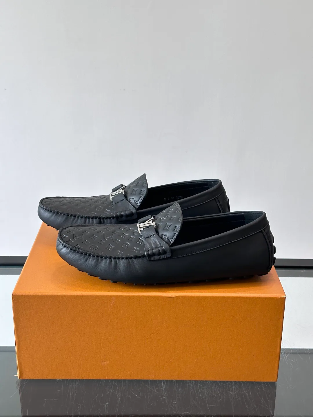 Men's Loafers And Dress Shoes LOUIS VUITTON 17646141