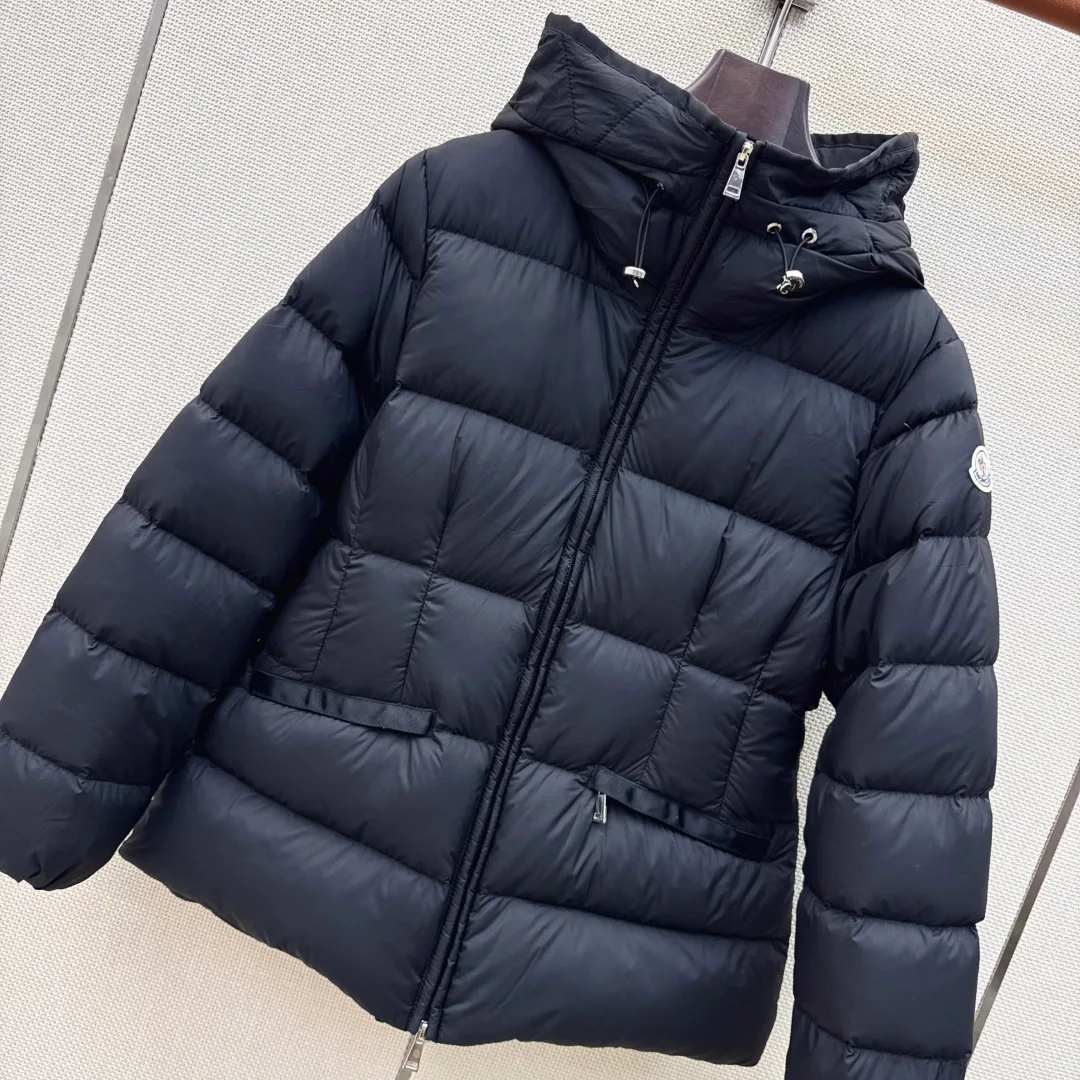 Women's Jackets And Down Jackets MONCLER 18225561