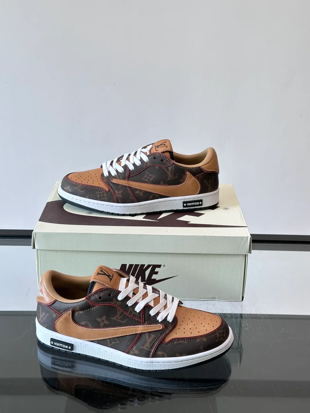 Men's Sneakers LOUIS VUITTON 18274511